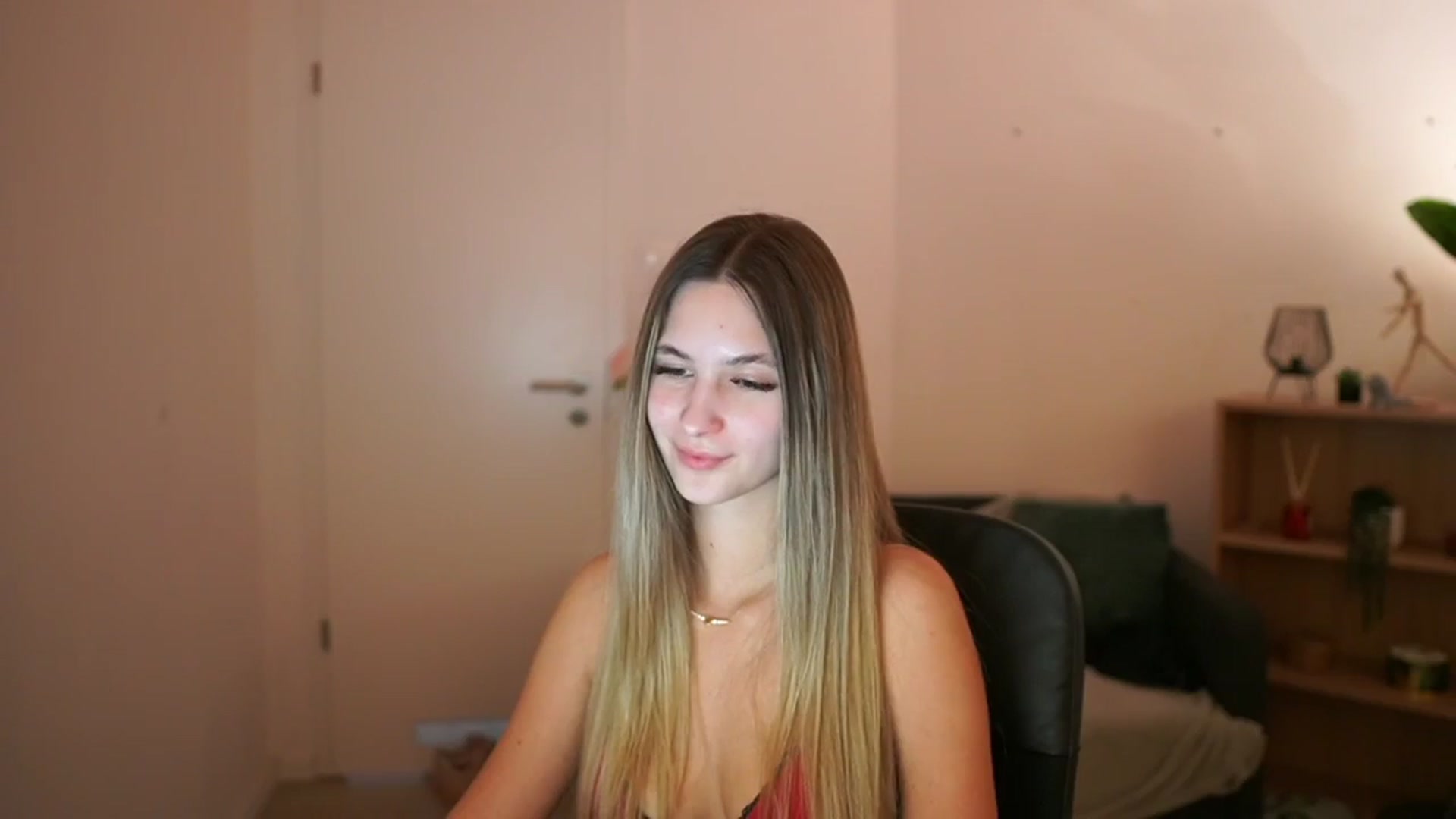 Gallery image thumbnail from CuteGirl_18's myfreecams stream on, 03/18/2025, 17:59 image 13 of 20