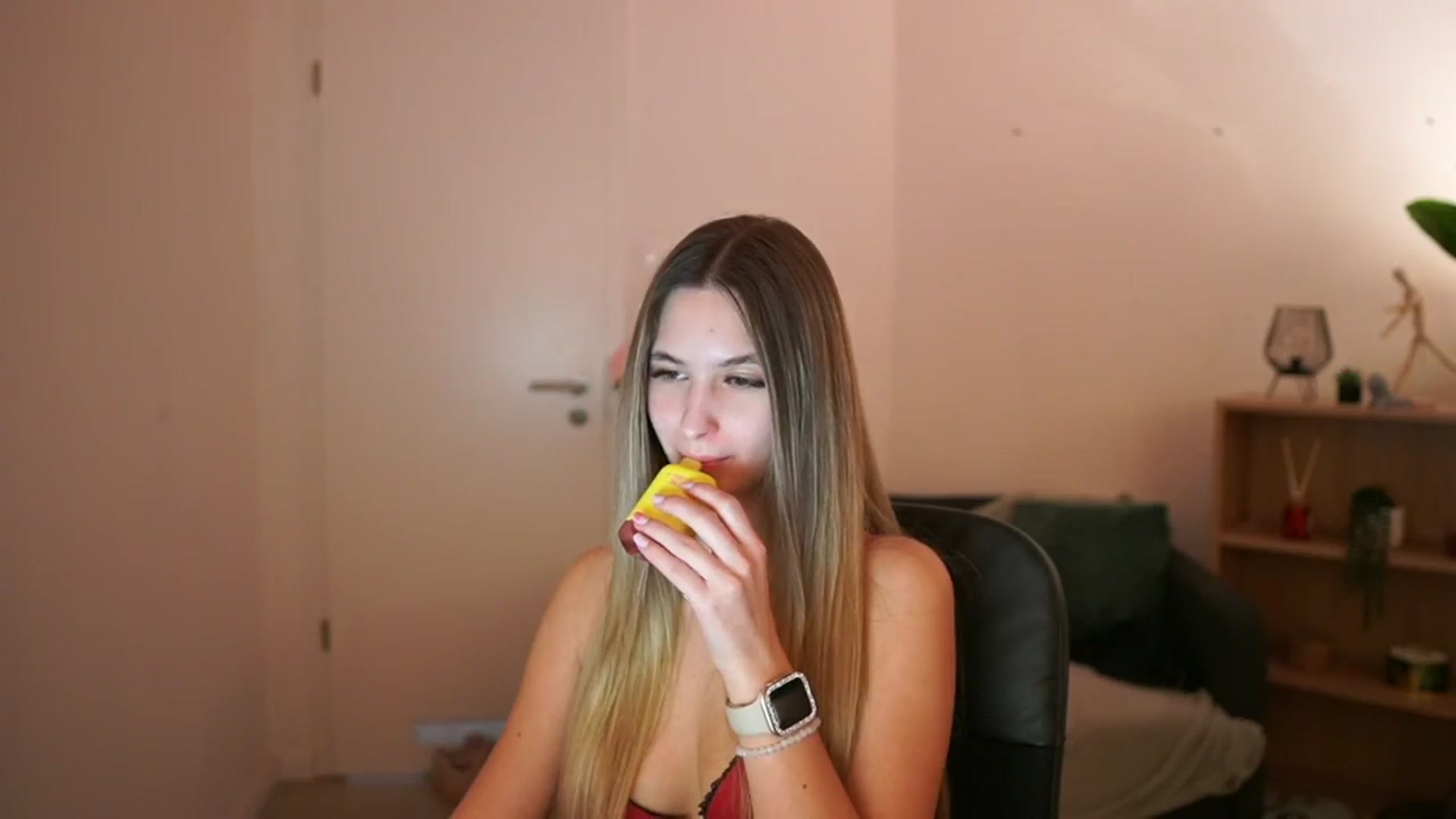 Gallery image thumbnail from CuteGirl_18's myfreecams stream on, 03/18/2025, 17:59 image 16 of 20