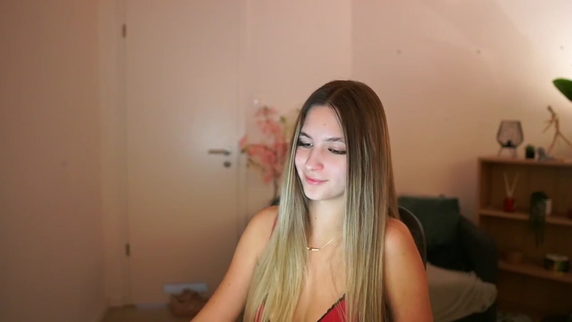 Gallery image thumbnail from CuteGirl_18's myfreecams stream on, 03/18/2025, 17:59 image 12 of 20