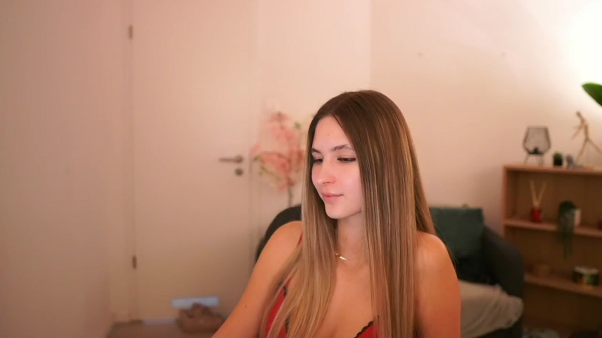 Gallery image thumbnail from CuteGirl_18's myfreecams stream on, 03/18/2025, 18:30 image 10 of 20