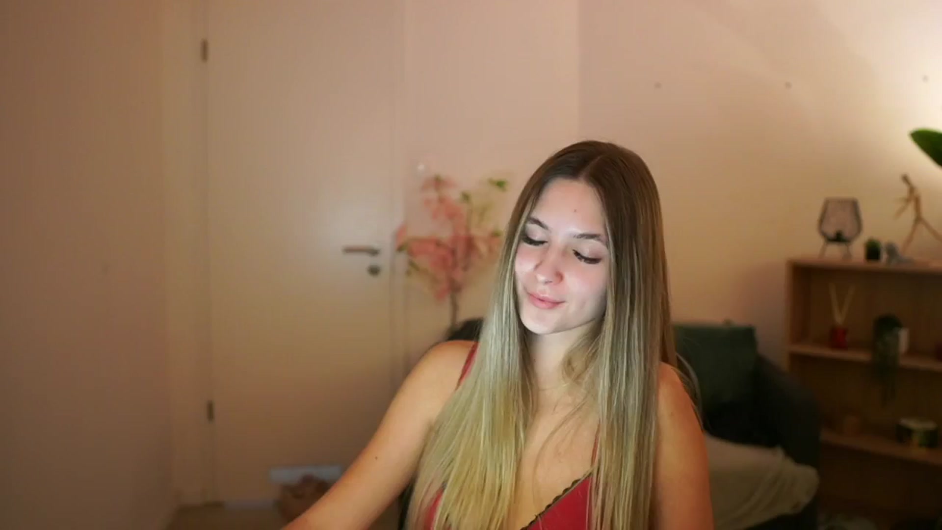 Gallery image thumbnail from CuteGirl_18's myfreecams stream on, 03/18/2025, 18:30 image 1 of 20