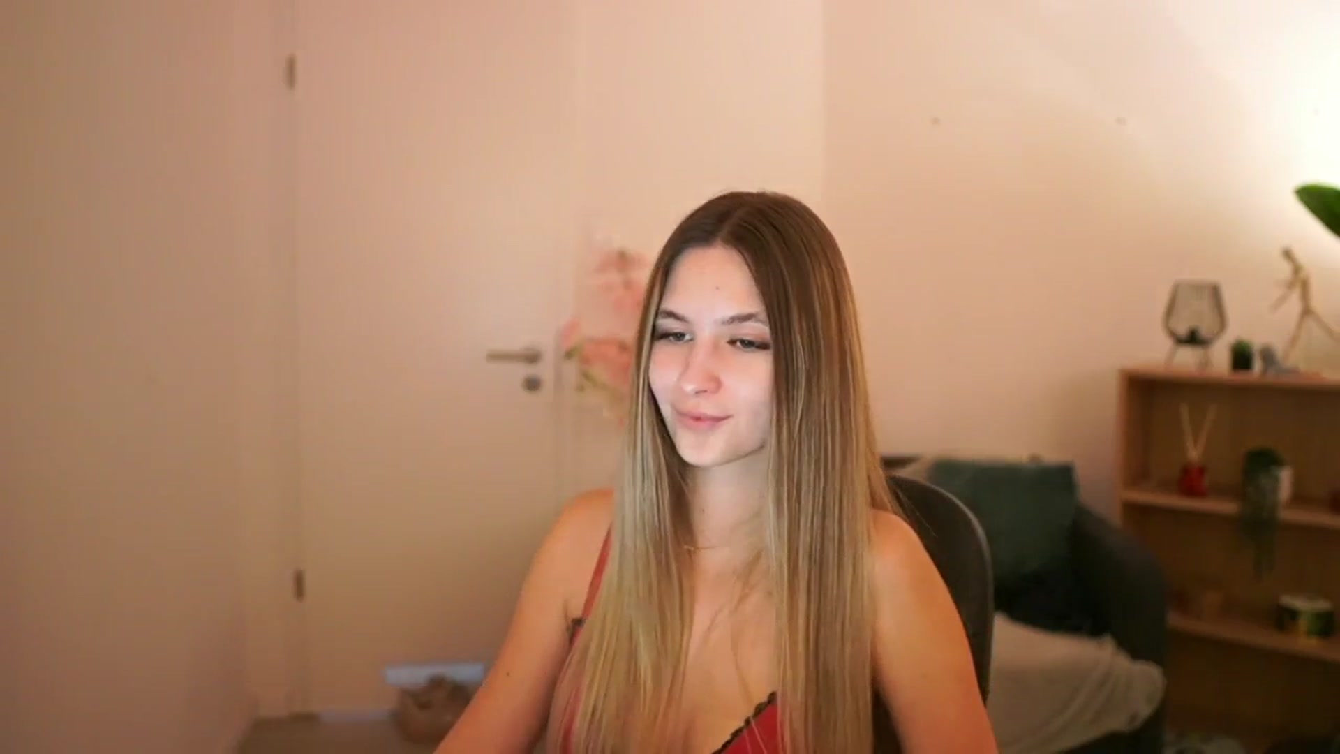 Gallery image thumbnail from CuteGirl_18's myfreecams stream on, 03/18/2025, 18:55 image 18 of 20