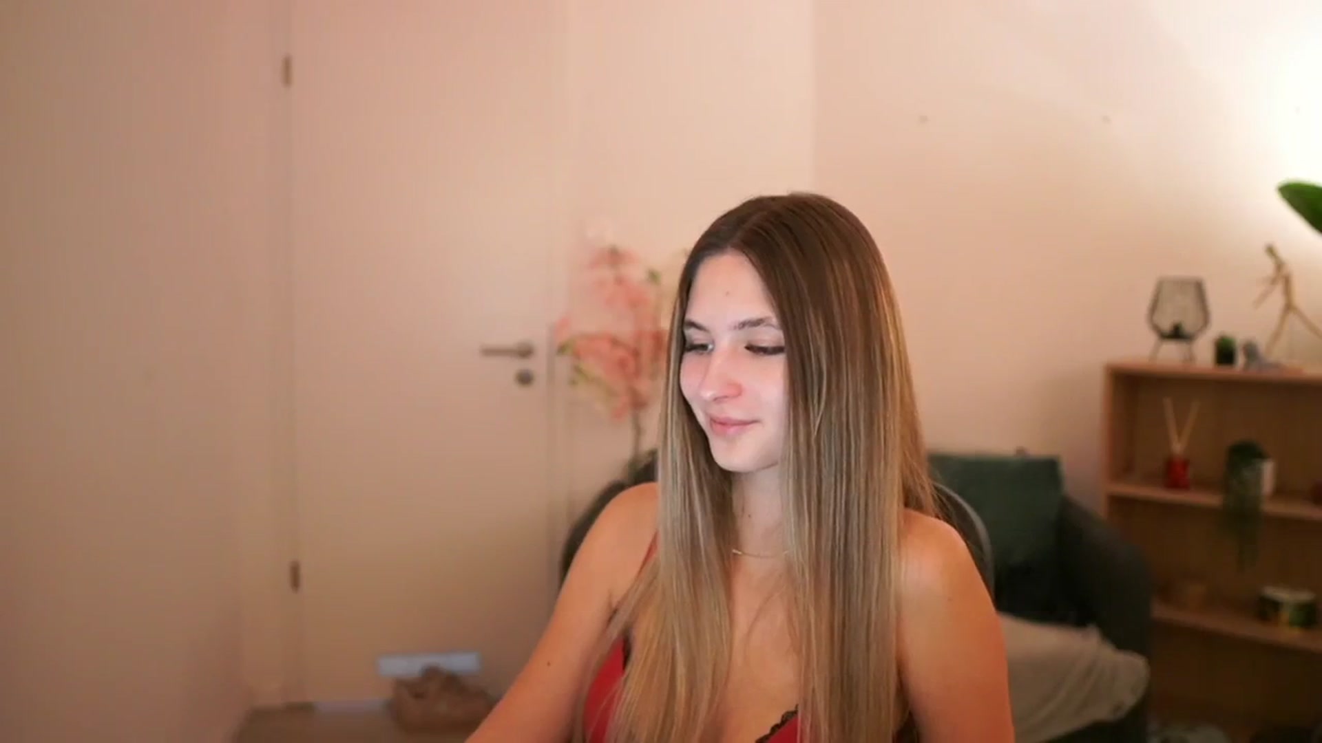 Gallery image thumbnail from CuteGirl_18's myfreecams stream on, 03/18/2025, 18:55 image 15 of 20