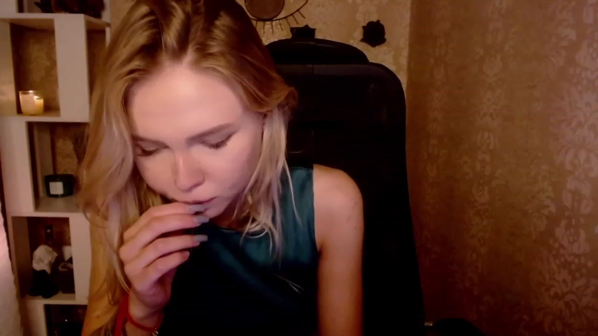 Gallery image thumbnail from CuteLilli_'s myfreecams stream on, 11/17/2022, 07:00 image 19 of 20