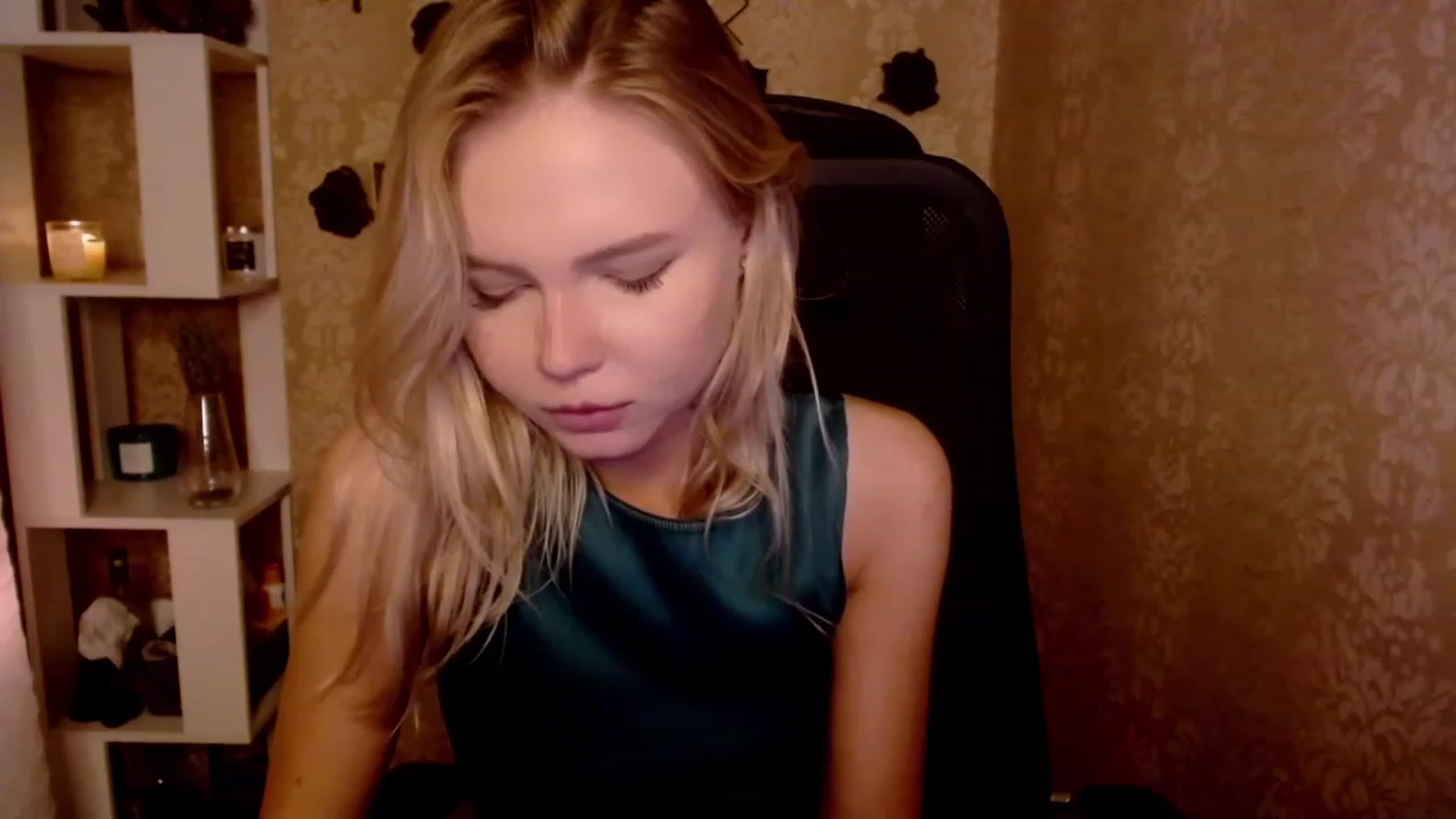 Gallery image thumbnail from CuteLilli_'s myfreecams stream on, 11/17/2022, 07:00 image 18 of 20