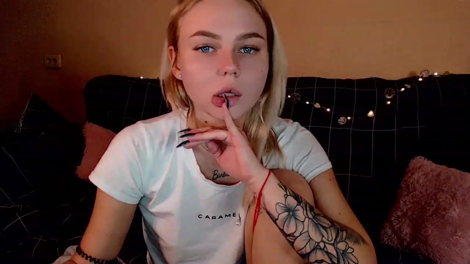 Gallery image thumbnail from CuteLilli_'s myfreecams stream on, 12/24/2022, 15:25 image 17 of 20