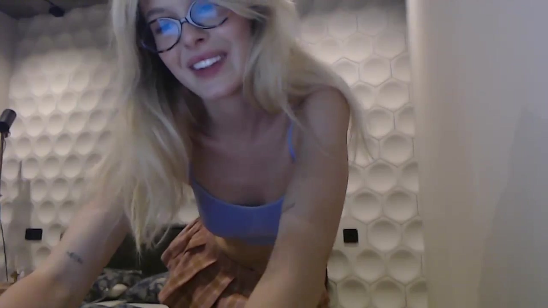 Gallery image thumbnail from Cute_BB's myfreecams stream on, 06/14/2025, 19:53 image 8 of 20