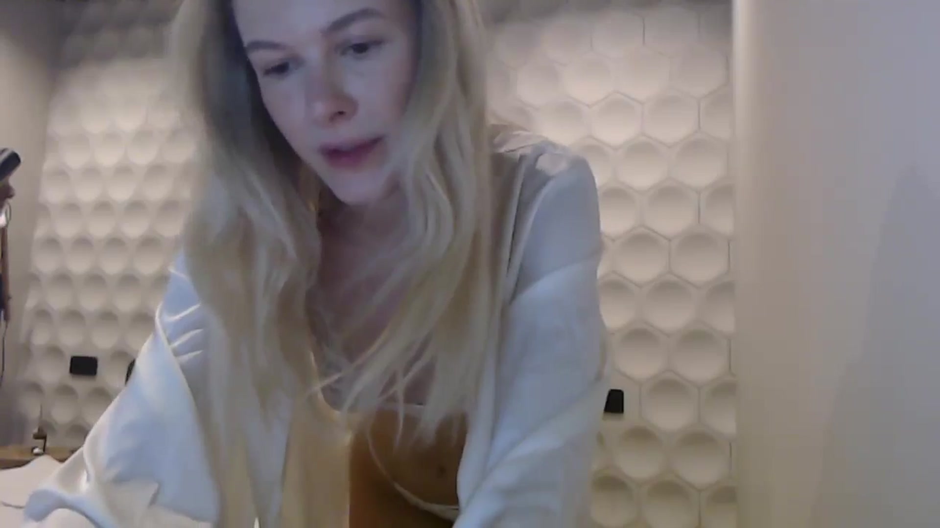 Gallery image thumbnail from Cute_BB's myfreecams stream on, 06/27/2025, 20:05 image 18 of 20