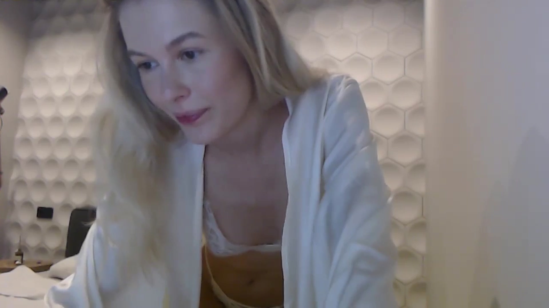 Gallery image thumbnail from Cute_BB's myfreecams stream on, 06/27/2025, 20:05 image 14 of 20
