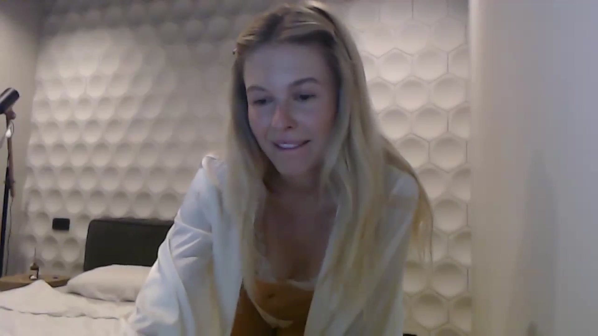 Gallery image thumbnail from Cute_BB's myfreecams stream on, 06/27/2025, 20:33 image 6 of 20