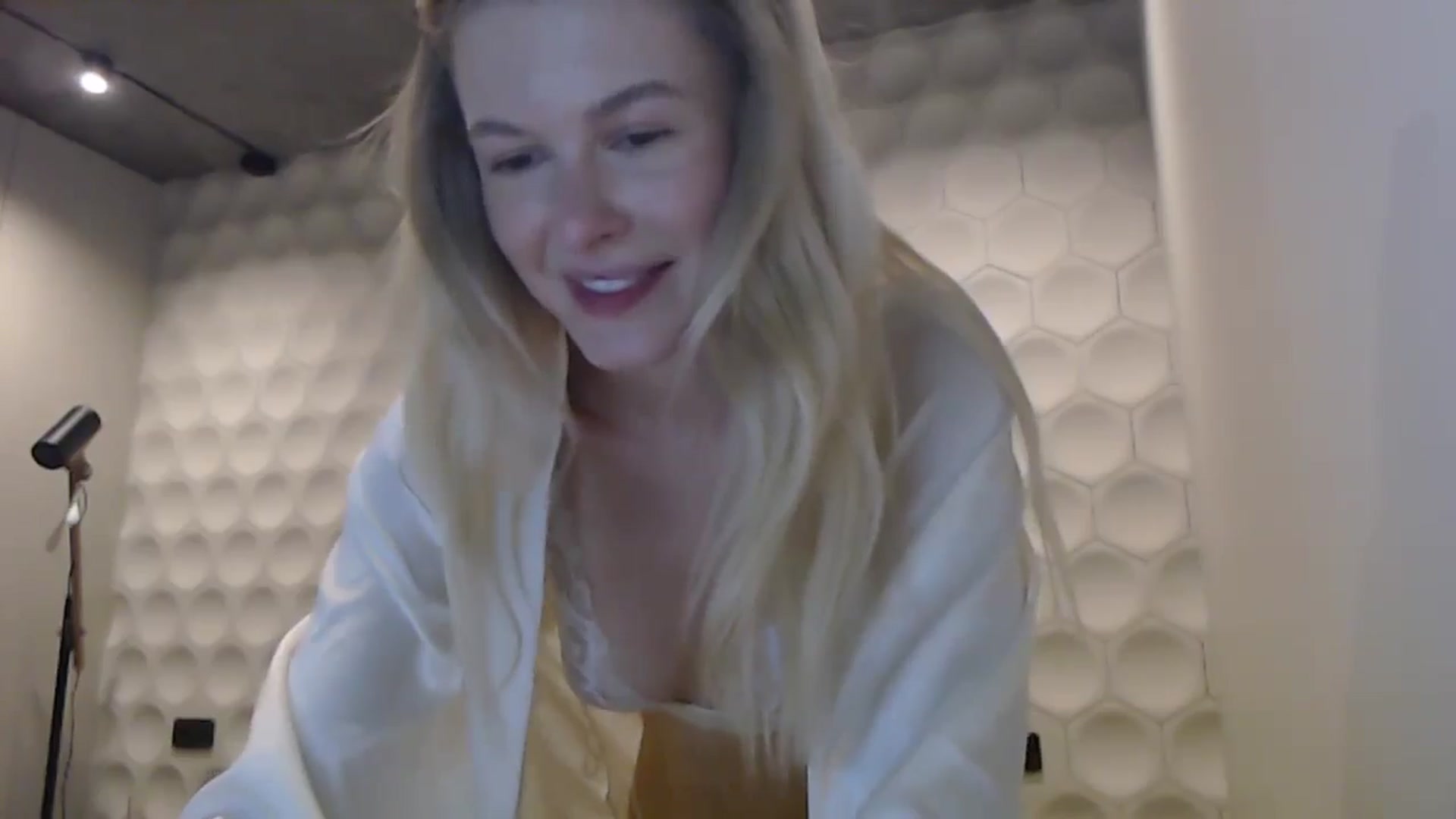 Gallery image thumbnail from Cute_BB's myfreecams stream on, 06/27/2025, 20:33 image 3 of 20
