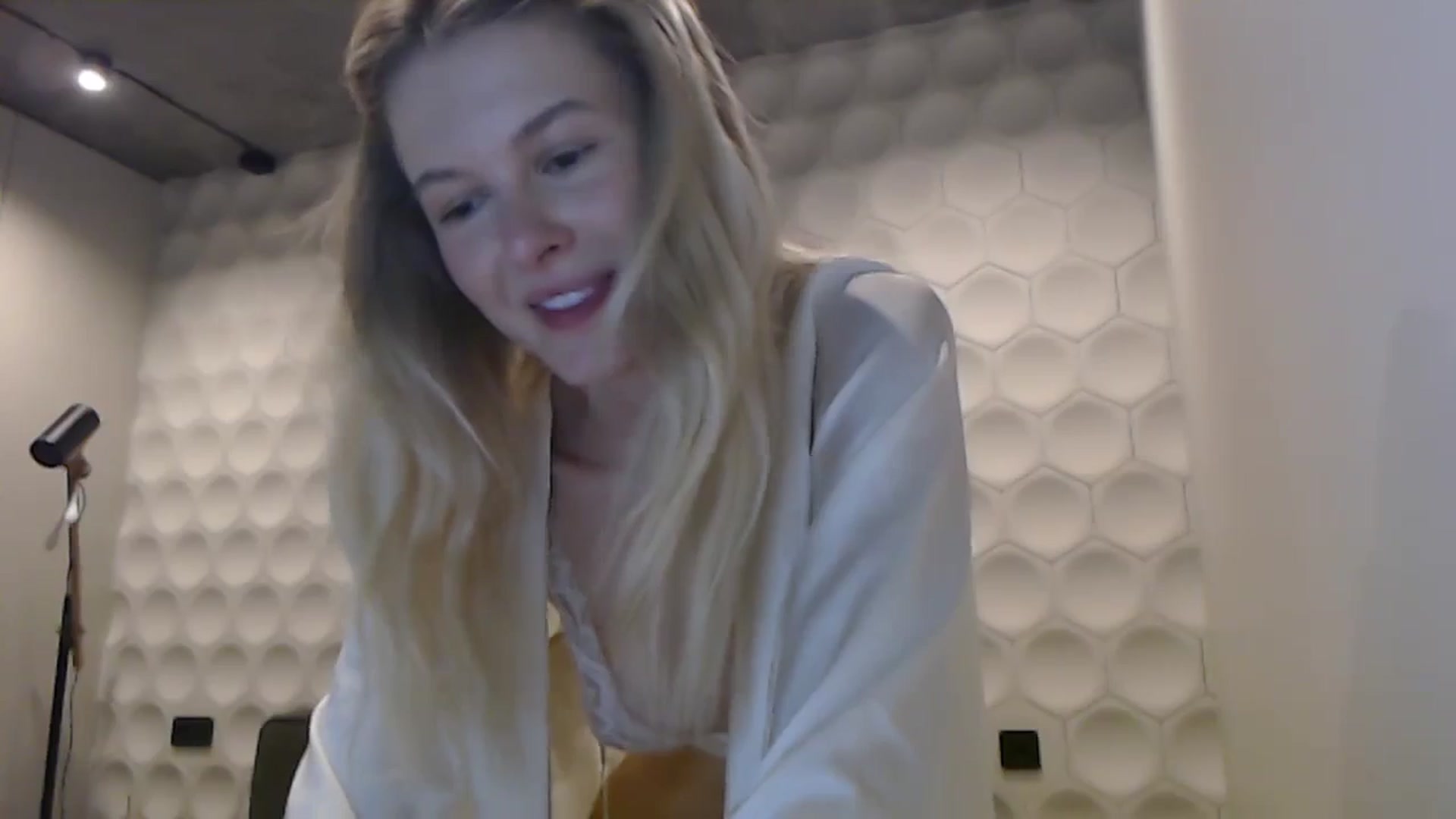 Gallery image thumbnail from Cute_BB's myfreecams stream on, 06/27/2025, 20:33 image 4 of 20