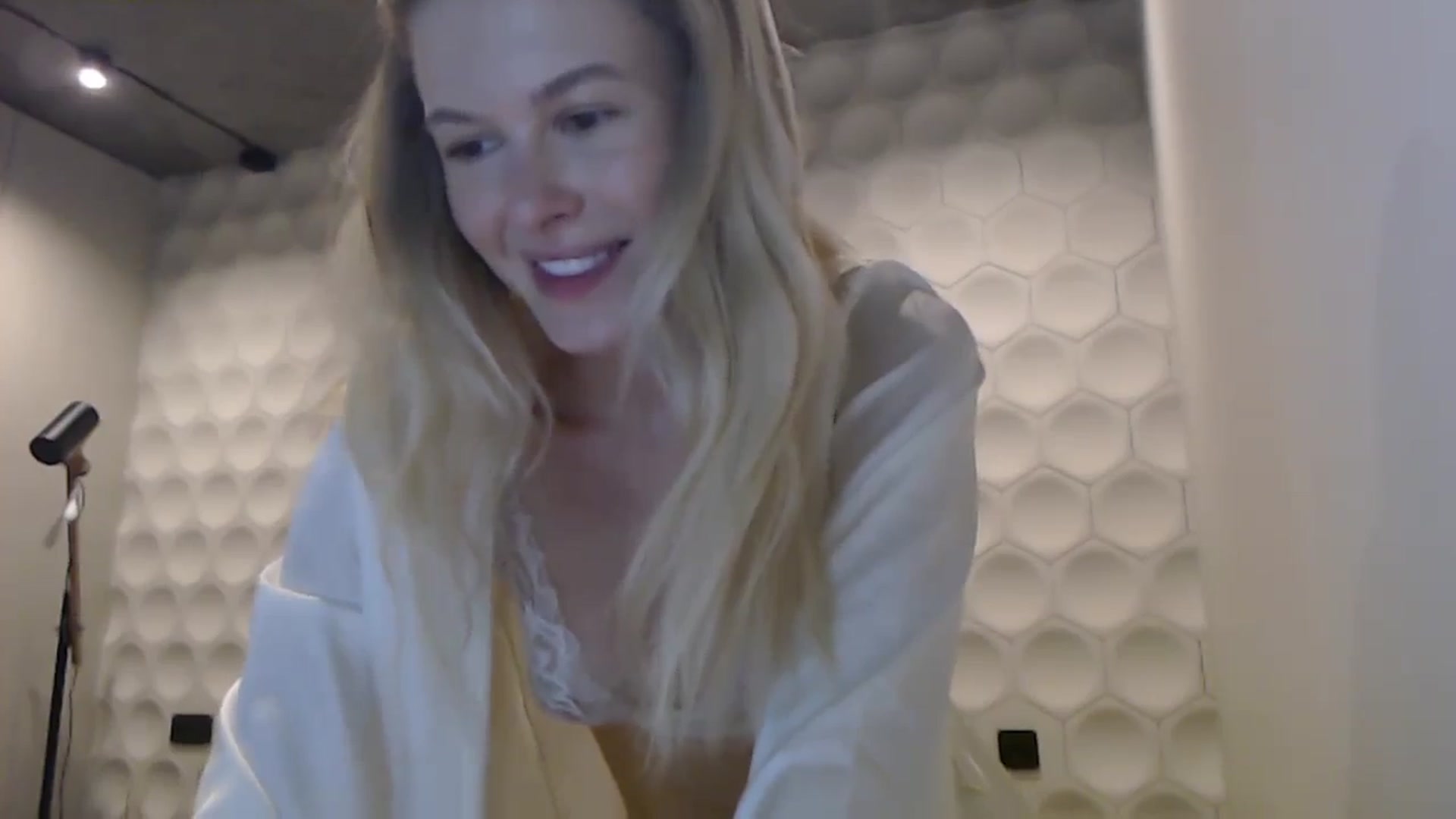 Gallery image thumbnail from Cute_BB's myfreecams stream on, 06/27/2025, 20:33 image 2 of 20