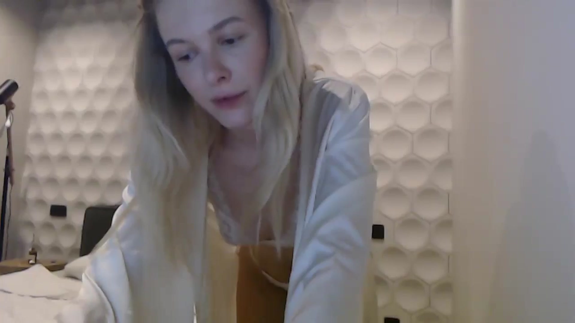Gallery image thumbnail from Cute_BB's myfreecams stream on, 06/27/2025, 20:33 image 19 of 20