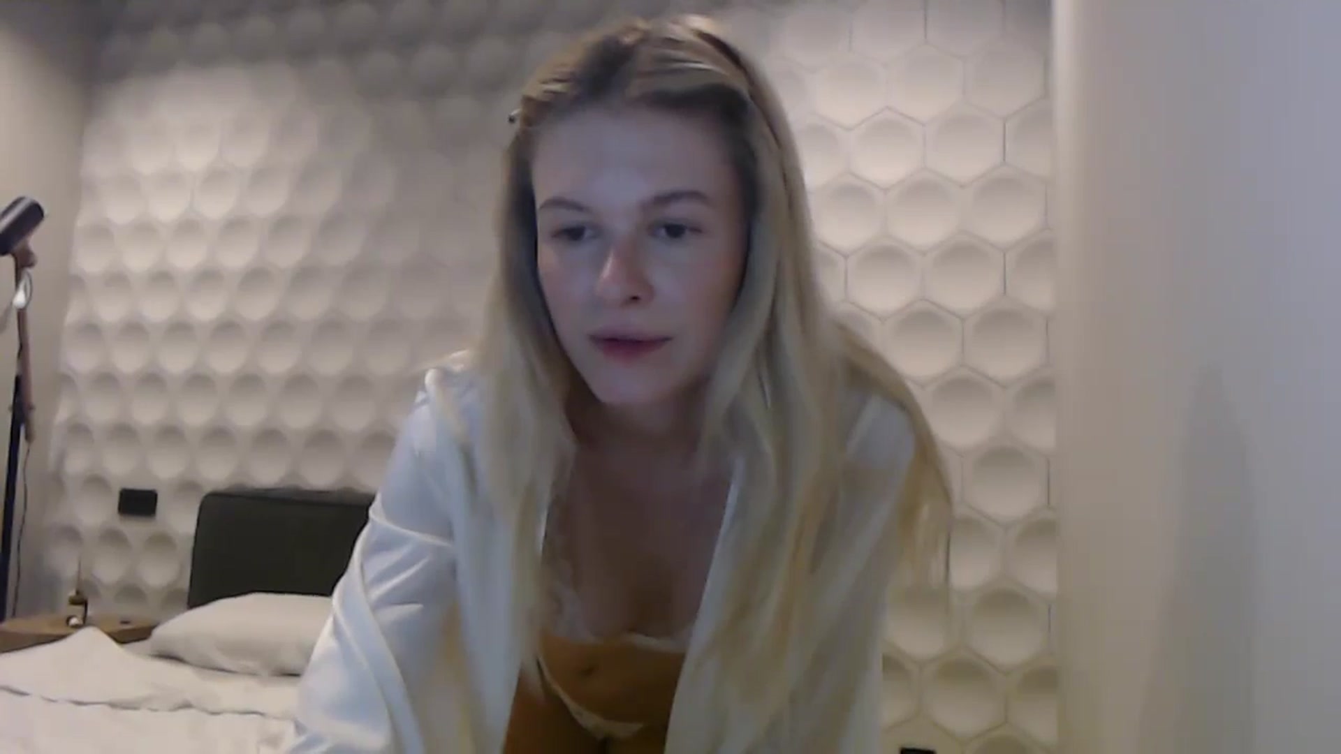 Gallery image thumbnail from Cute_BB's myfreecams stream on, 06/27/2025, 20:33 image 7 of 20