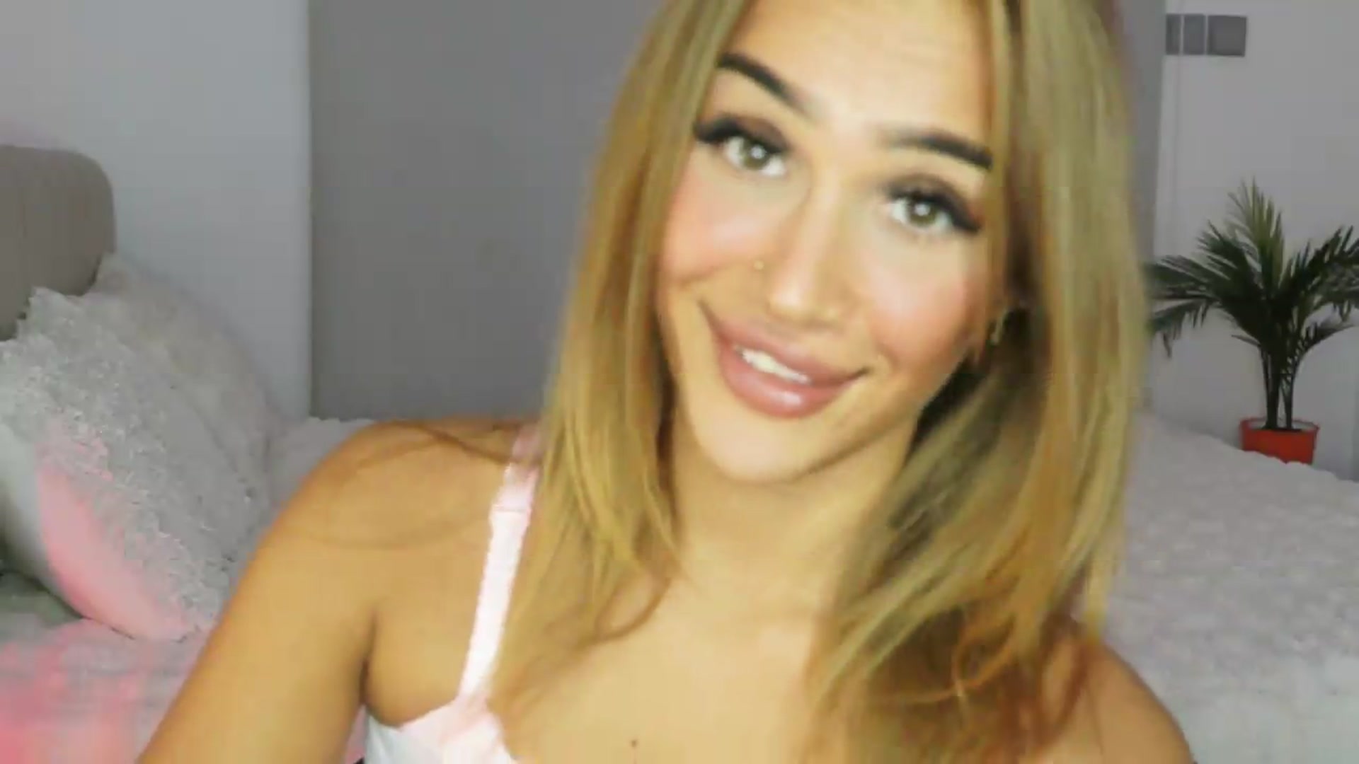 Gallery image thumbnail from Cute_Foxy's myfreecams stream on, 06/13/2026, 20:05 image 12 of 20