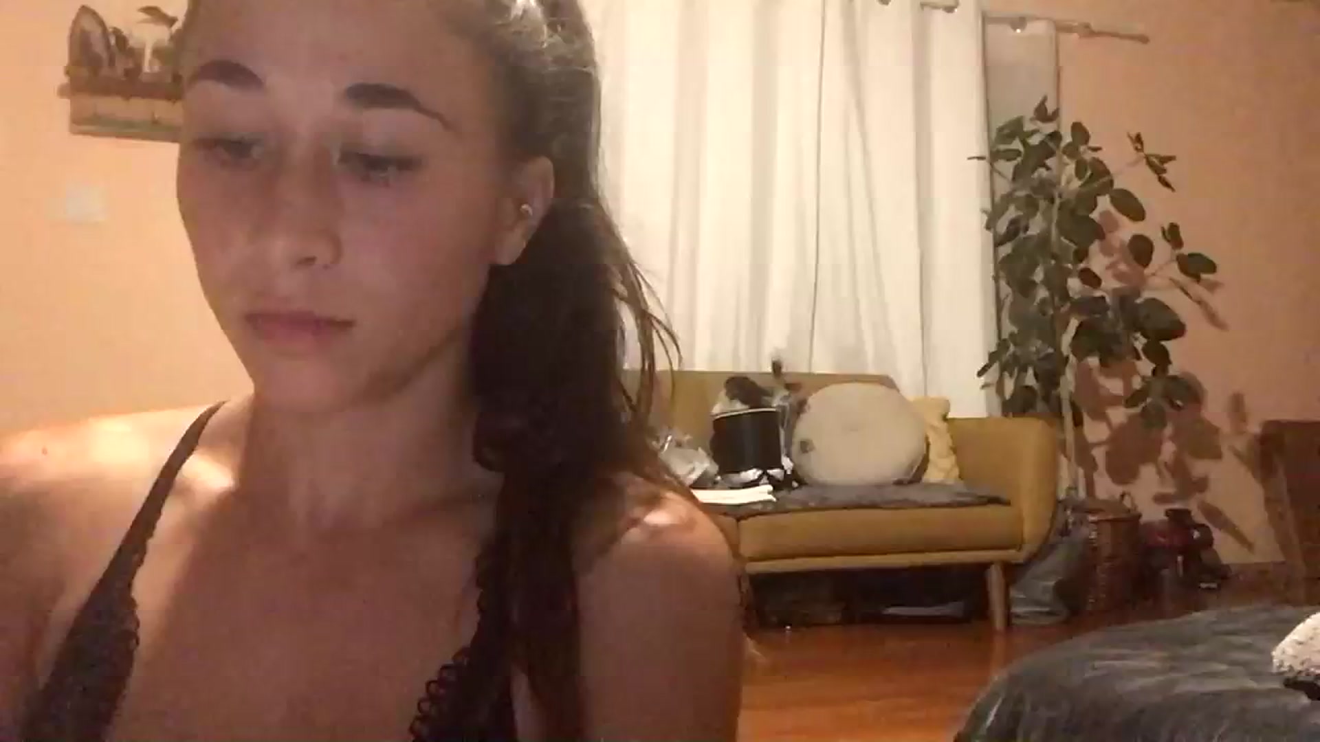 Gallery image thumbnail from Cutelittlefox's myfreecams stream on, 10/21/2023, 07:36 image 17 of 20