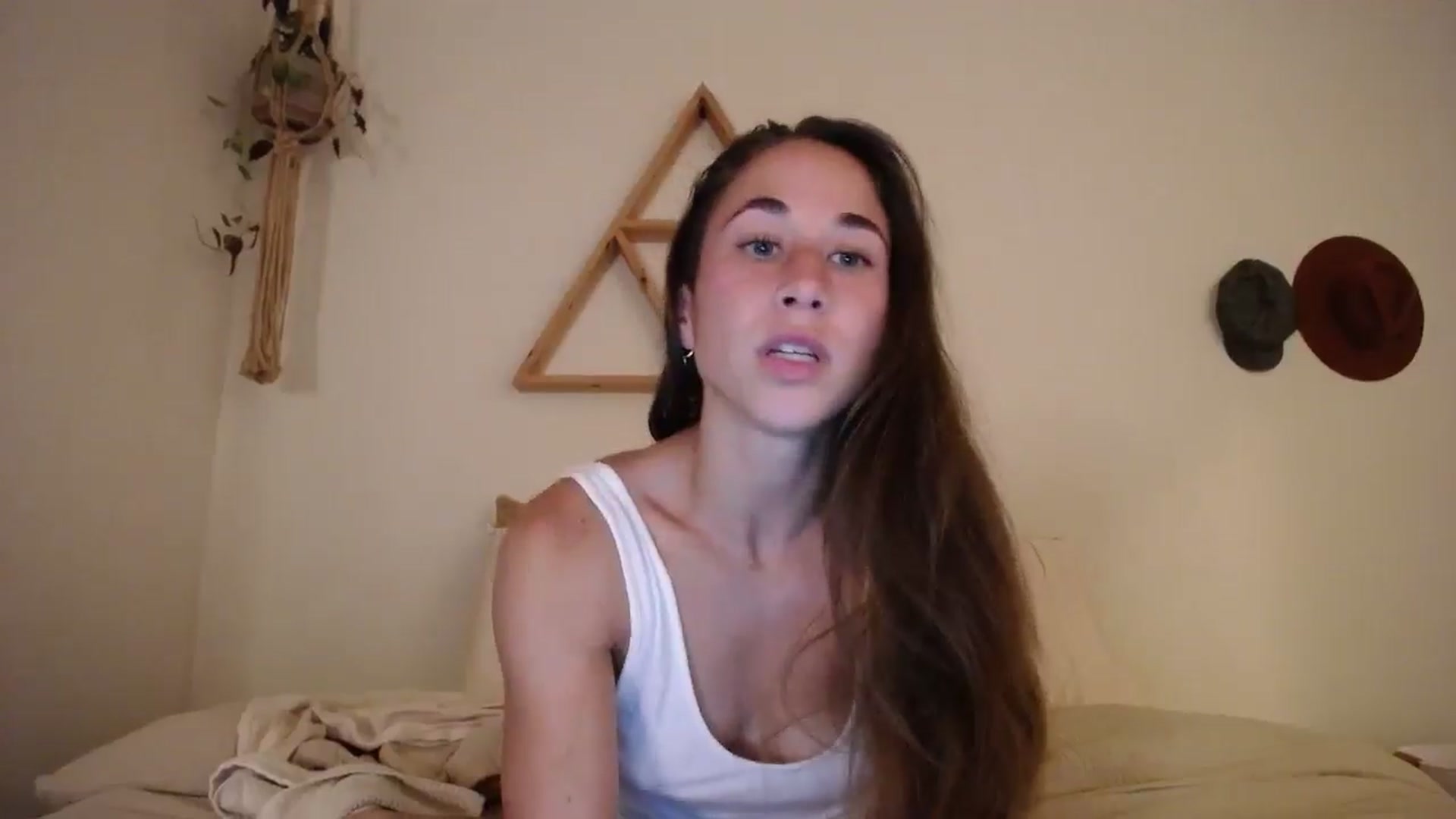 Gallery image thumbnail from Cutelittlefox's myfreecams stream on, 06/15/2024, 06:09 image 6 of 20