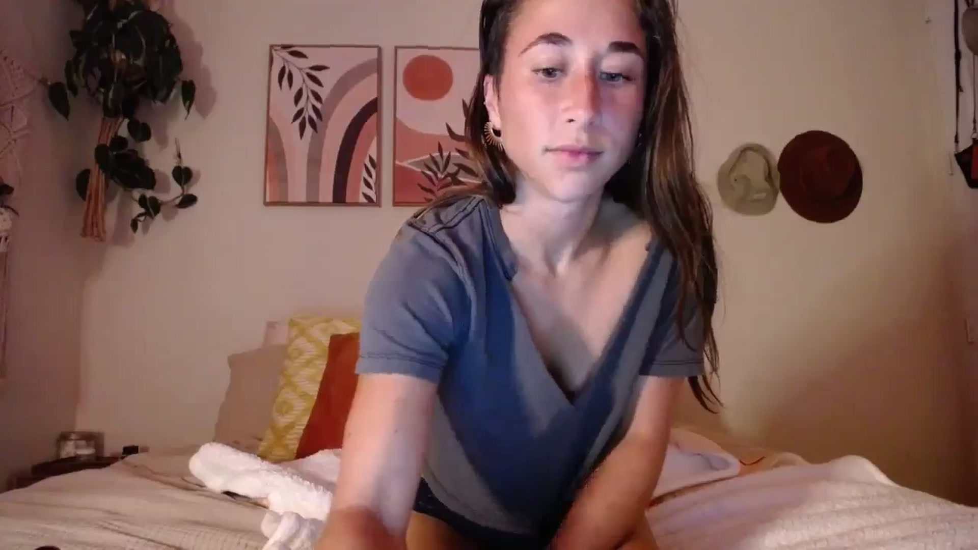 Gallery image thumbnail from Cutelittlefox's myfreecams stream on, 08/14/2024, 03:21 image 11 of 20