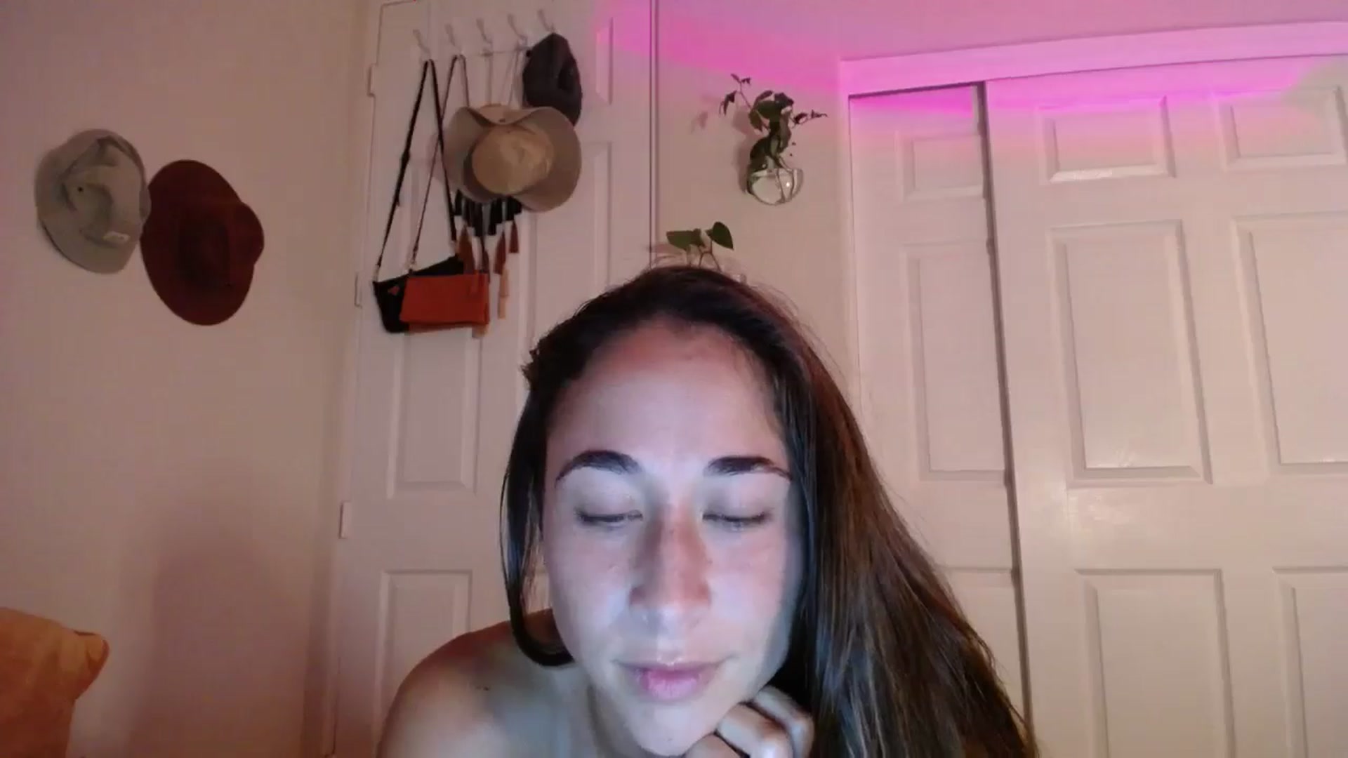 Gallery image thumbnail from Cutelittlefox's myfreecams stream on, 08/15/2024, 07:17 image 15 of 20