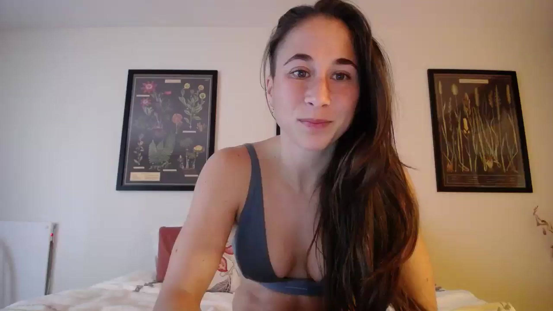 Gallery image thumbnail from Cutelittlefox's myfreecams stream on, 03/25/2025, 21:34 image 15 of 20