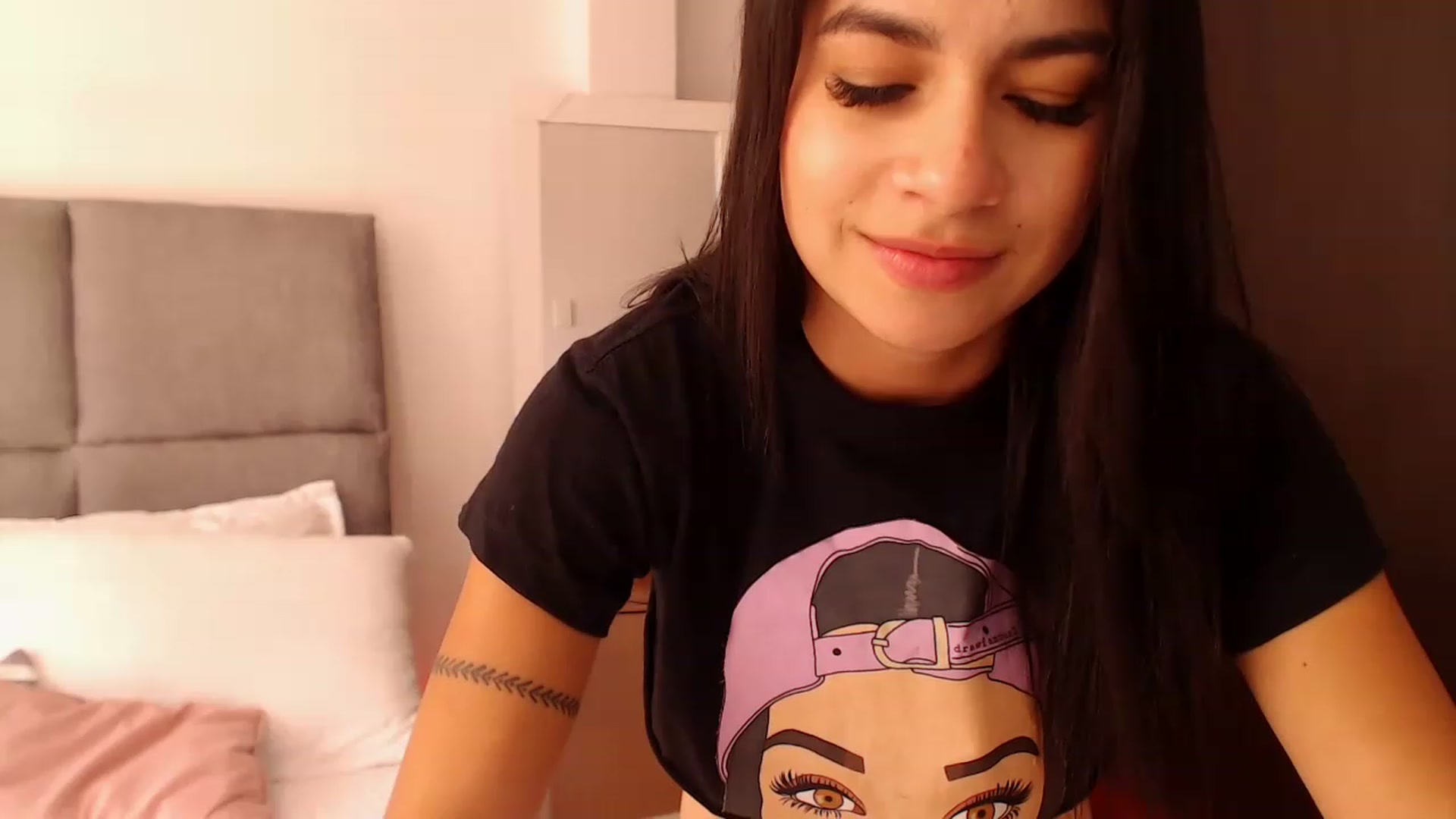 Gallery image thumbnail from Cutie_Marie's myfreecams stream on, 11/23/2022, 20:07 image 17 of 20