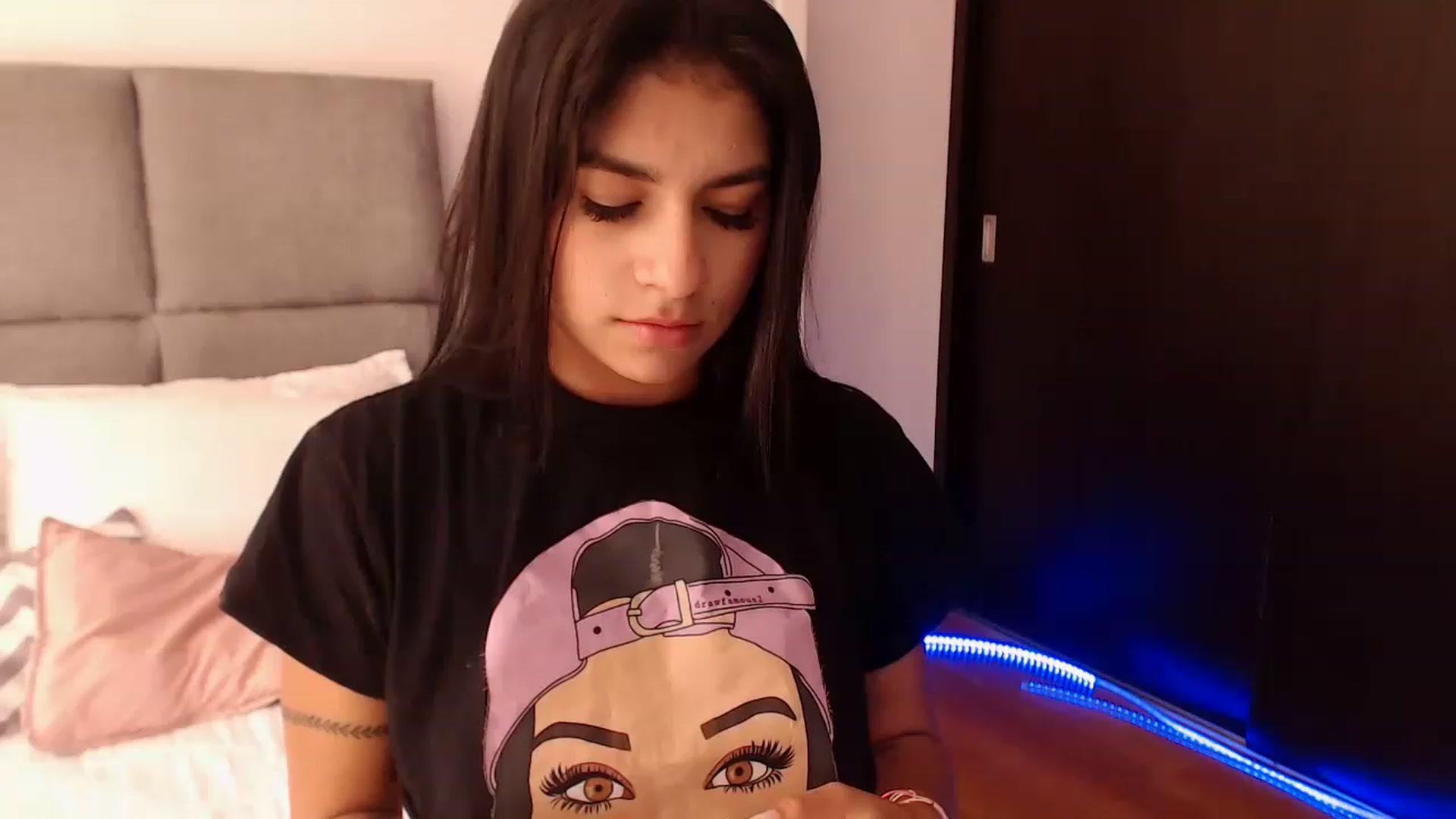 Gallery image thumbnail from Cutie_Marie's myfreecams stream on, 11/23/2022, 20:07 image 3 of 20