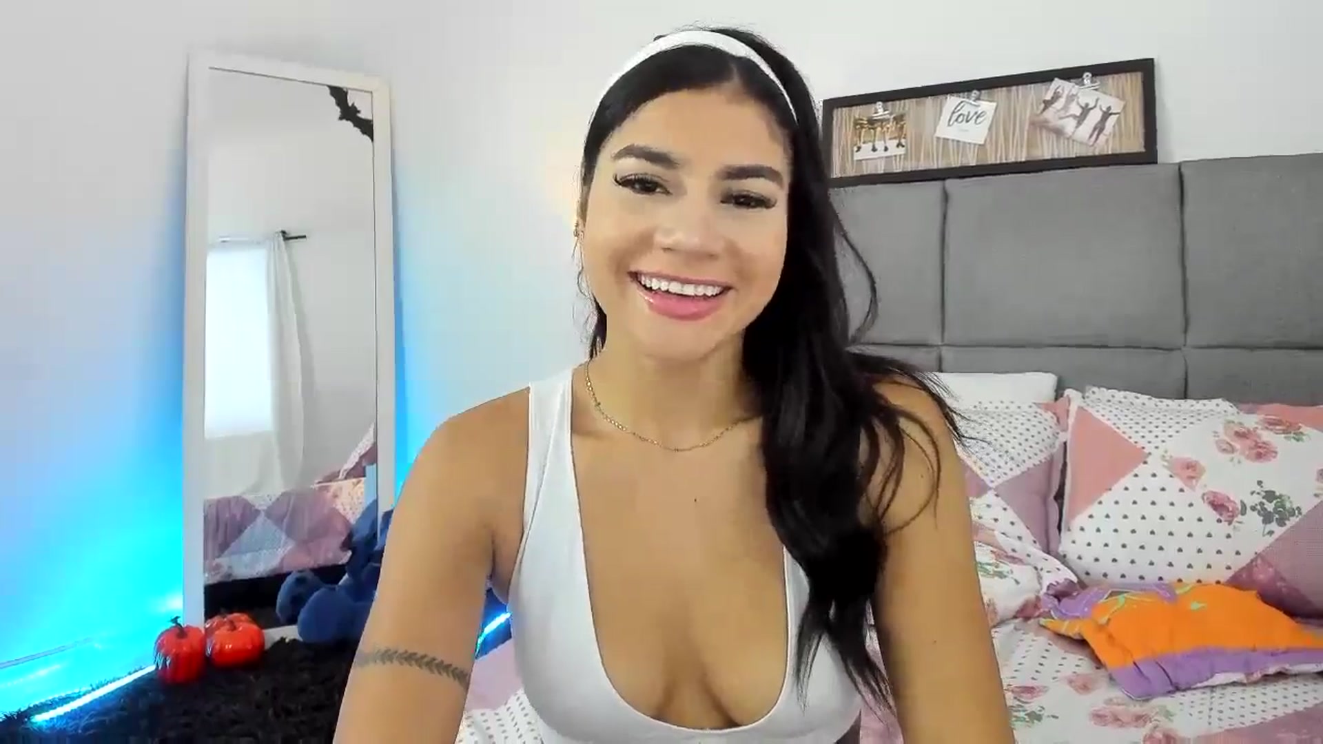 Gallery image thumbnail from Cutie_Marie's myfreecams stream on, 10/04/2024, 21:29 image 12 of 20