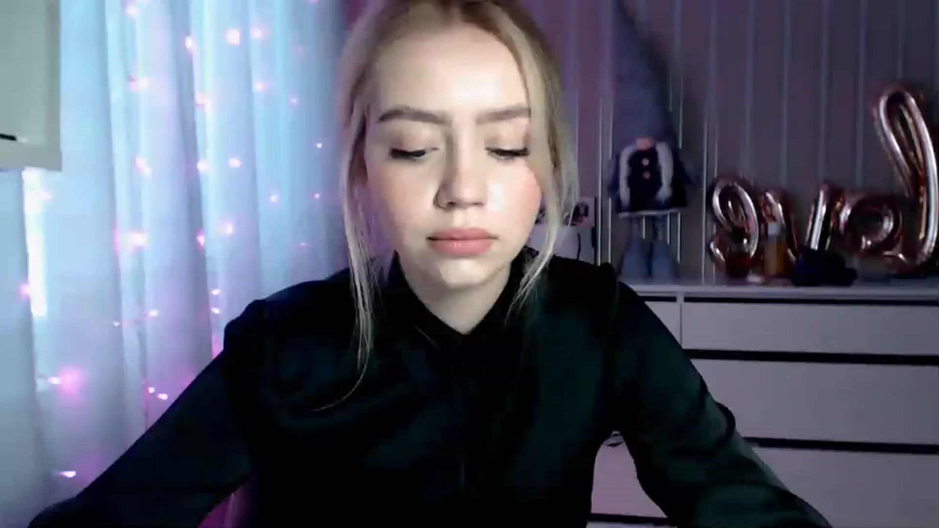 Gallery image thumbnail from CutieeBlondie's myfreecams stream on, 04/20/2023, 12:36 image 18 of 20