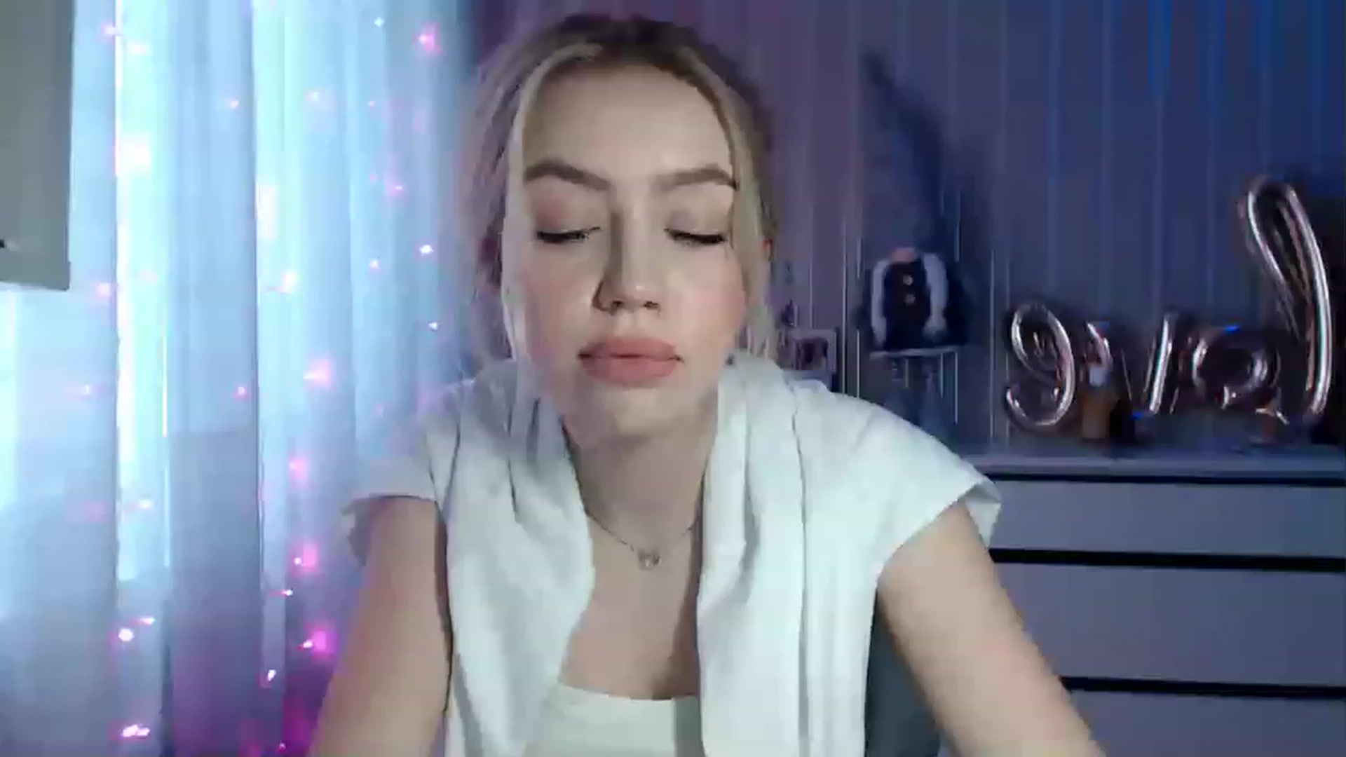Gallery image thumbnail from CutieeBlondie's myfreecams stream on, 04/21/2023, 12:43 image 4 of 20