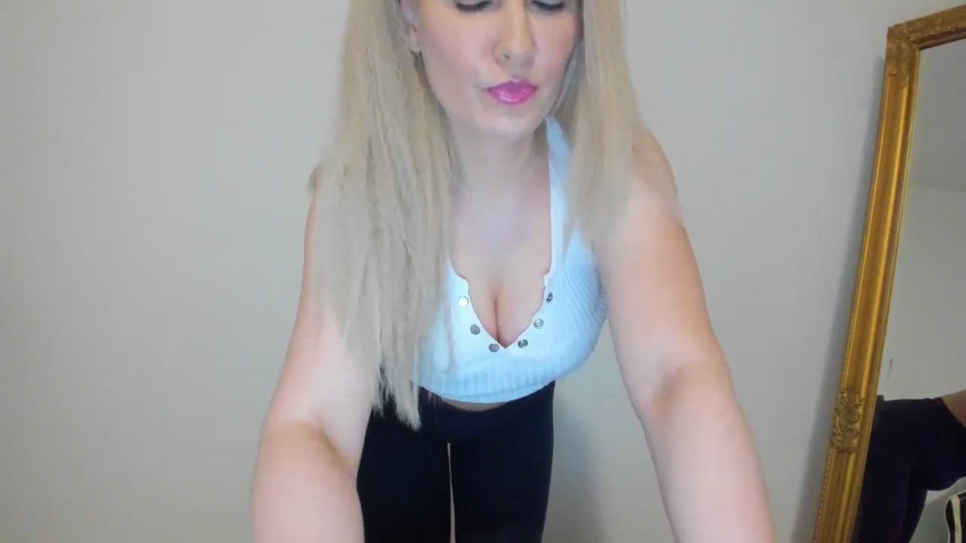 Gallery image thumbnail from CutieeMary's myfreecams stream on, 03/01/2025, 20:24 image 6 of 20