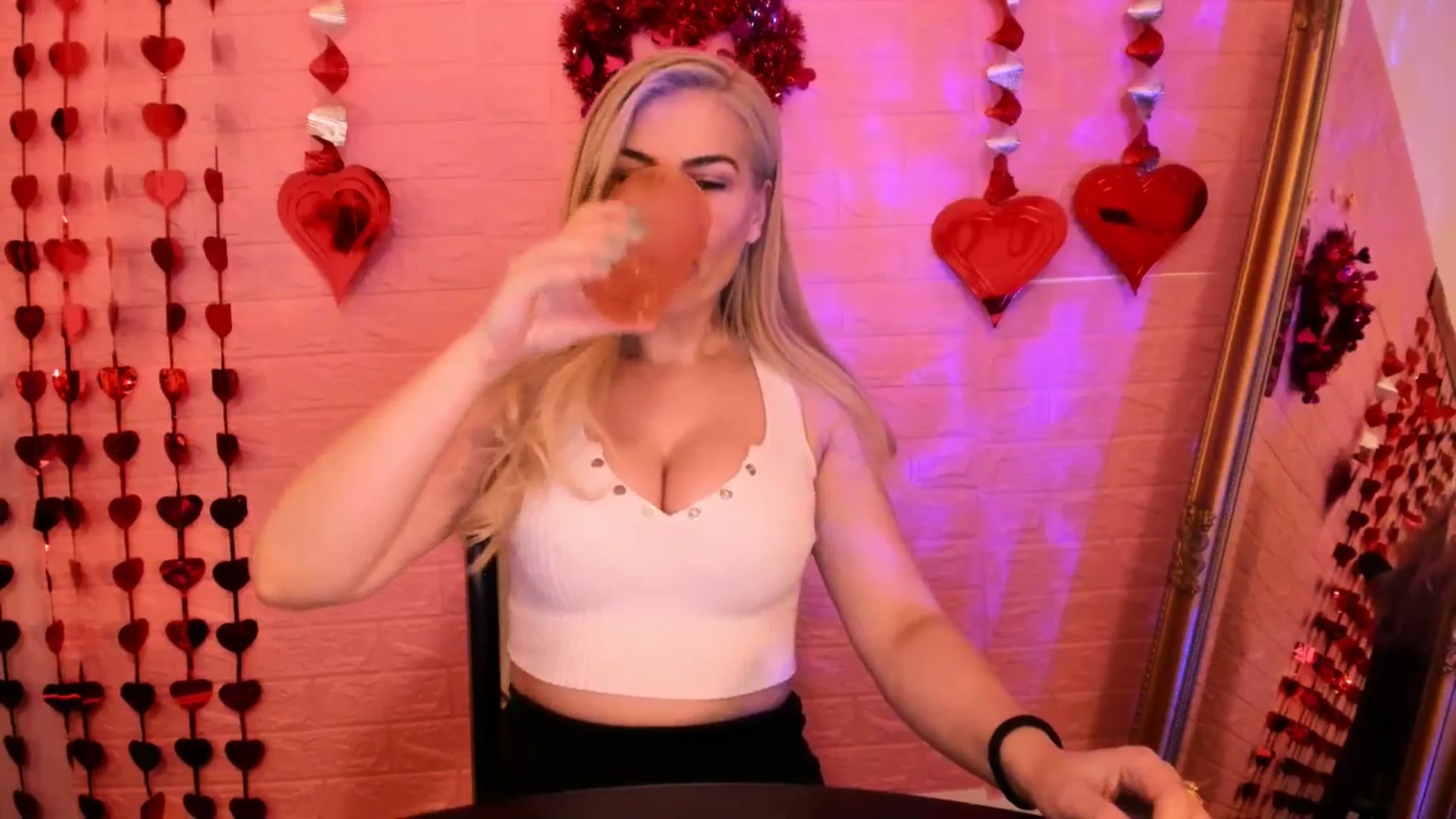 Gallery image thumbnail from CutieeMary's myfreecams stream on, 03/16/2025, 21:41 image 10 of 20