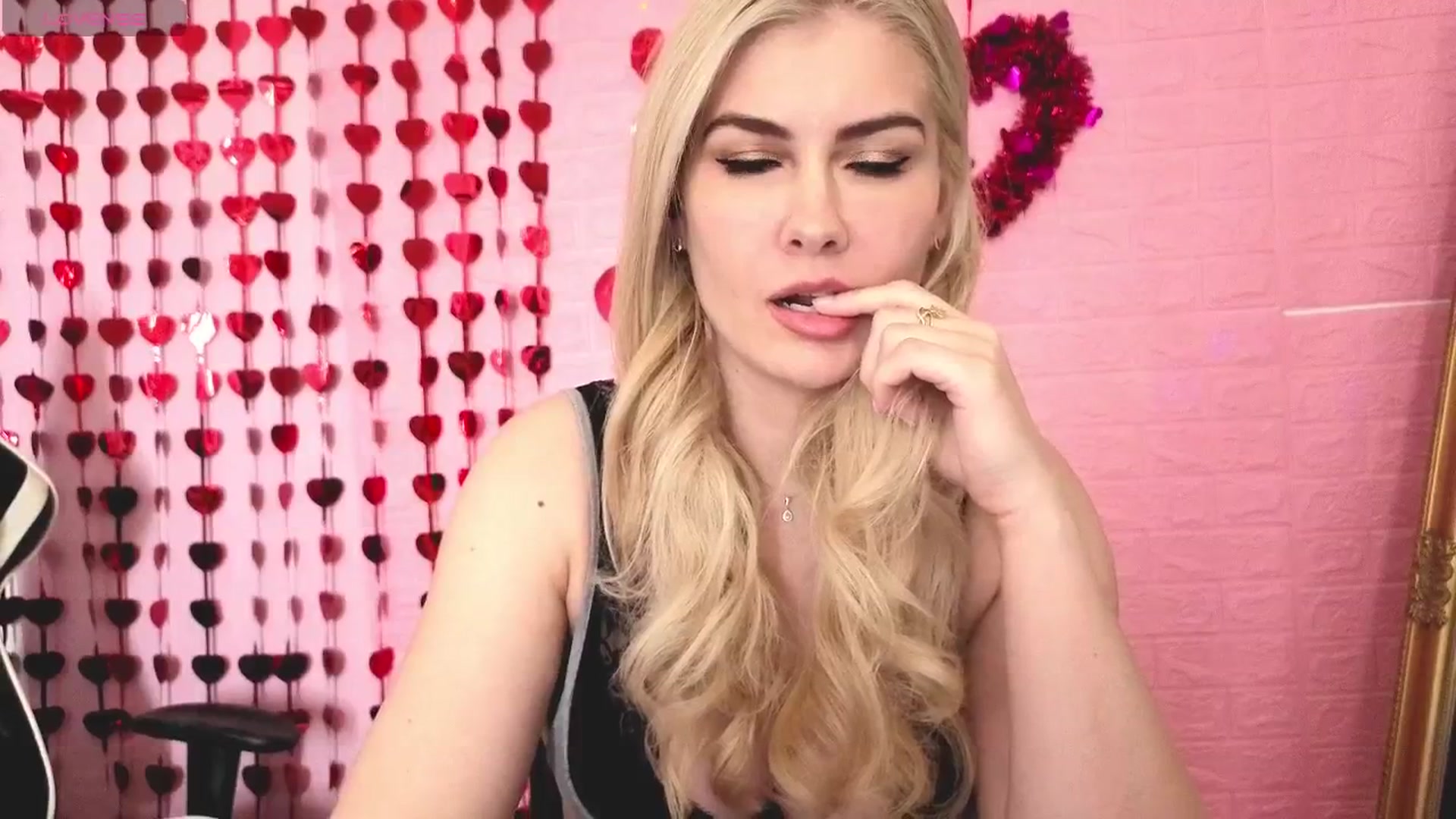 Gallery image thumbnail from CutieeMary's myfreecams stream on, 04/19/2025, 13:35 image 5 of 20