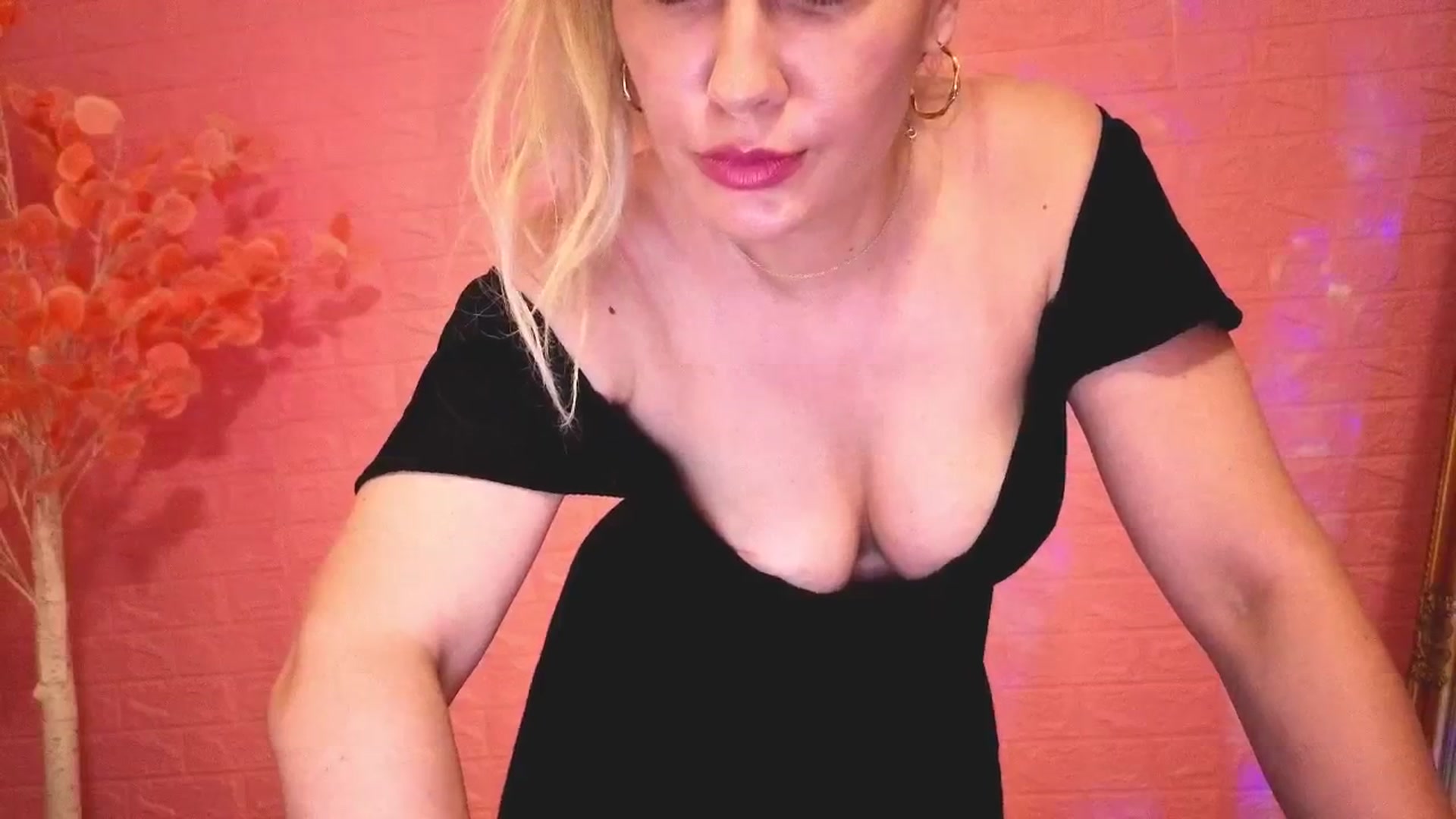 Gallery image thumbnail from CutieeMary's myfreecams stream on, 06/06/2025, 21:20 image 7 of 20