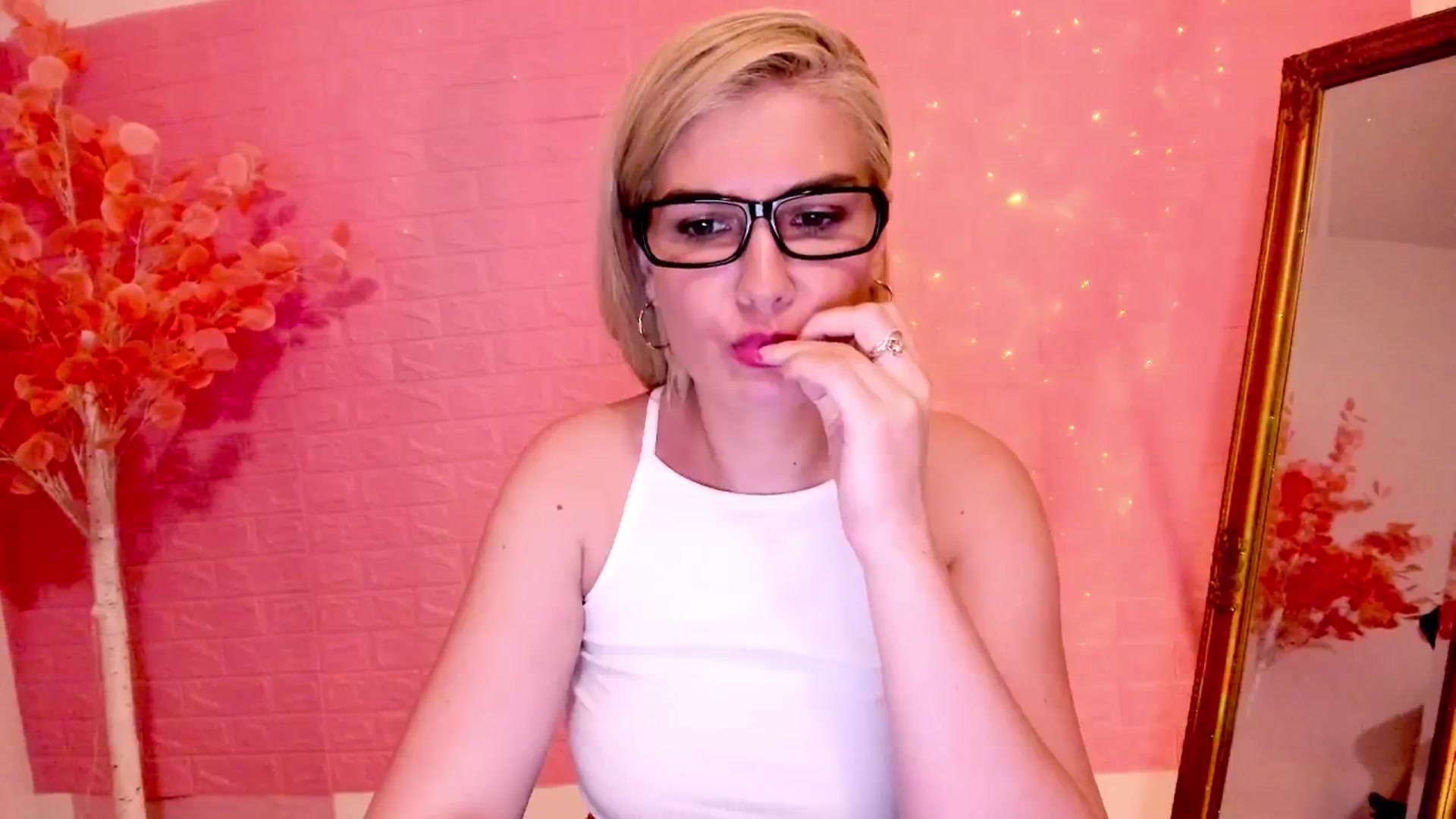 Gallery image thumbnail from CutieeMary's myfreecams stream on, 06/28/2025, 22:51 image 3 of 20
