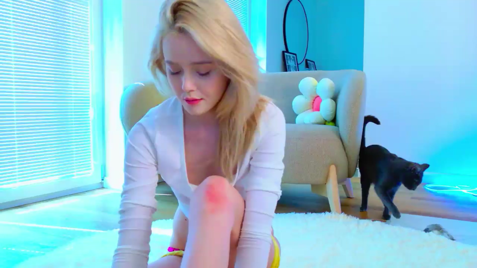 Gallery image thumbnail from Cutielola's myfreecams stream on, 06/06/2026, 03:28 image 12 of 20