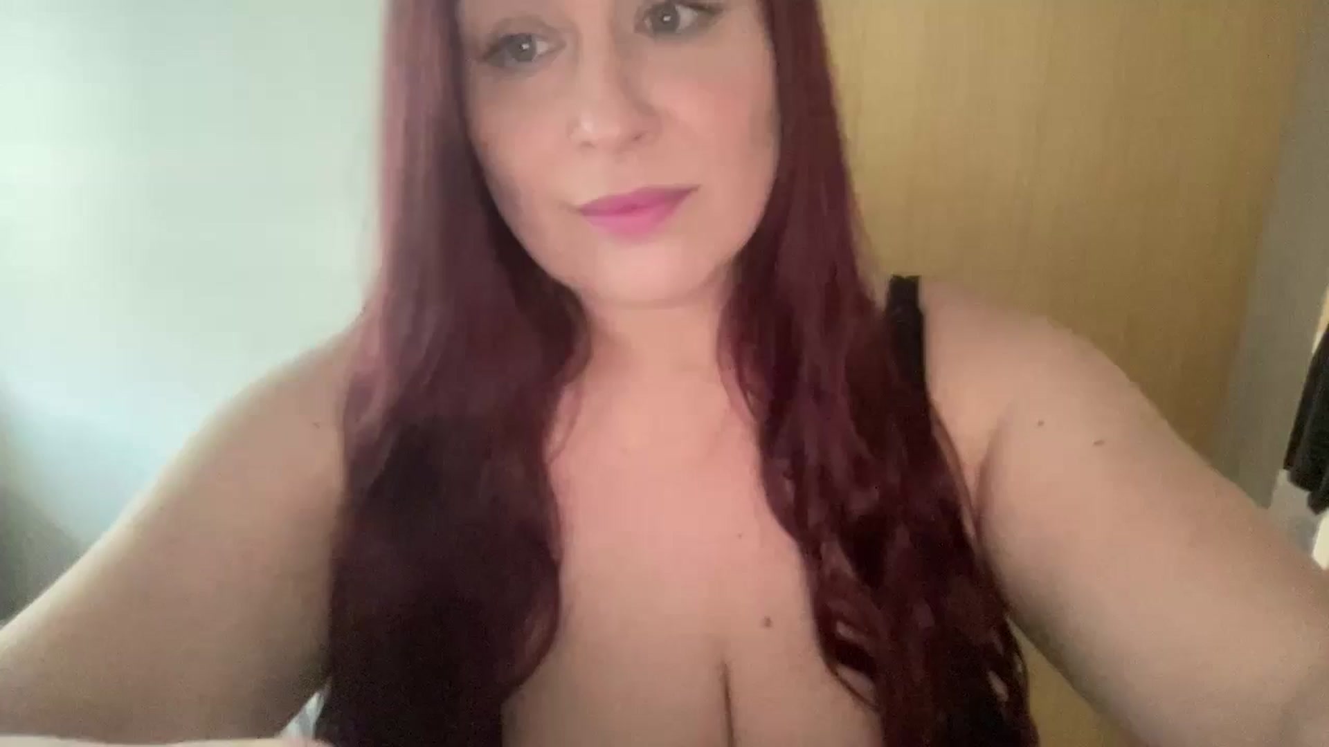 Gallery image thumbnail from Cutiexxxx's myfreecams stream on, 06/06/2024, 09:35 image 1 of 20