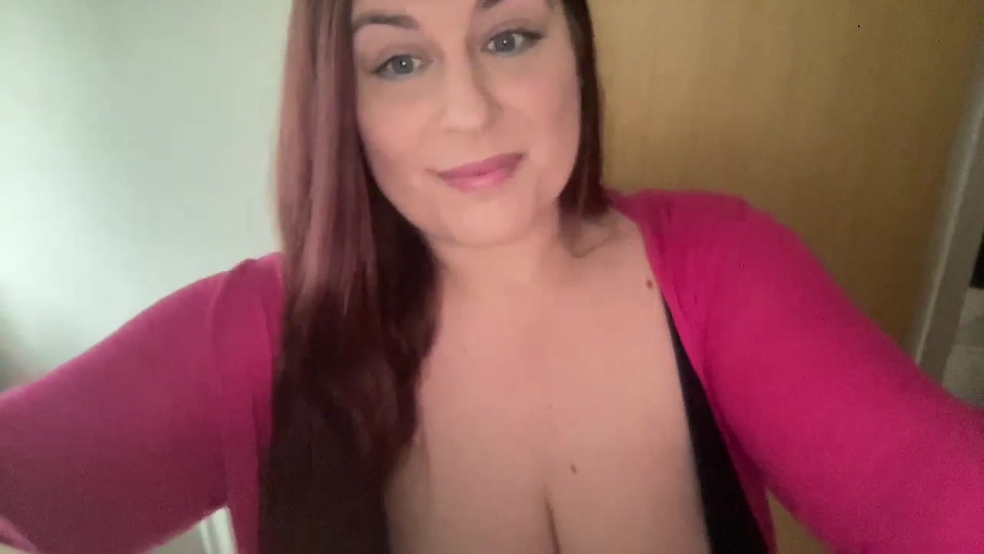 Gallery image thumbnail from Cutiexxxx's myfreecams stream on, 10/06/2024, 12:55 image 6 of 20