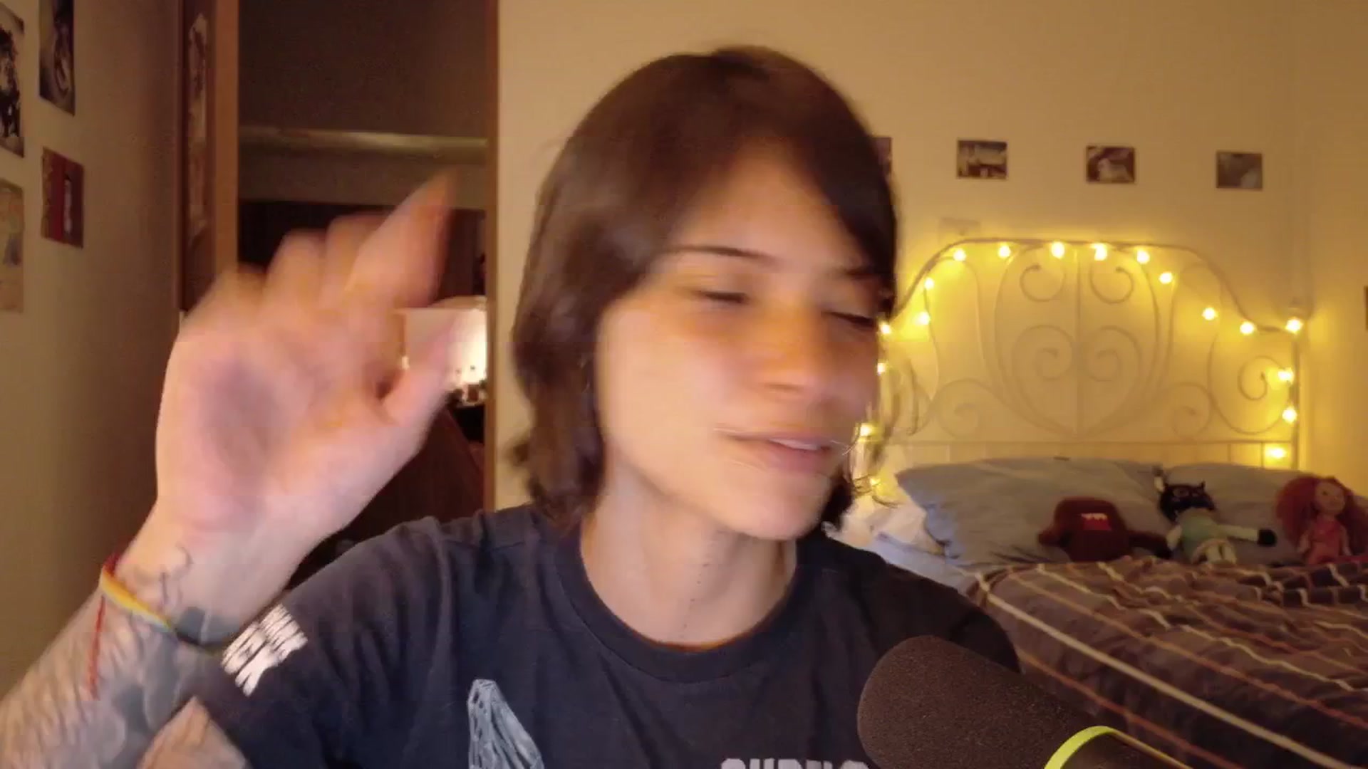 Gallery image thumbnail from Cyberme1998xd's myfreecams stream on, 12/27/2025, 01:31 image 15 of 20