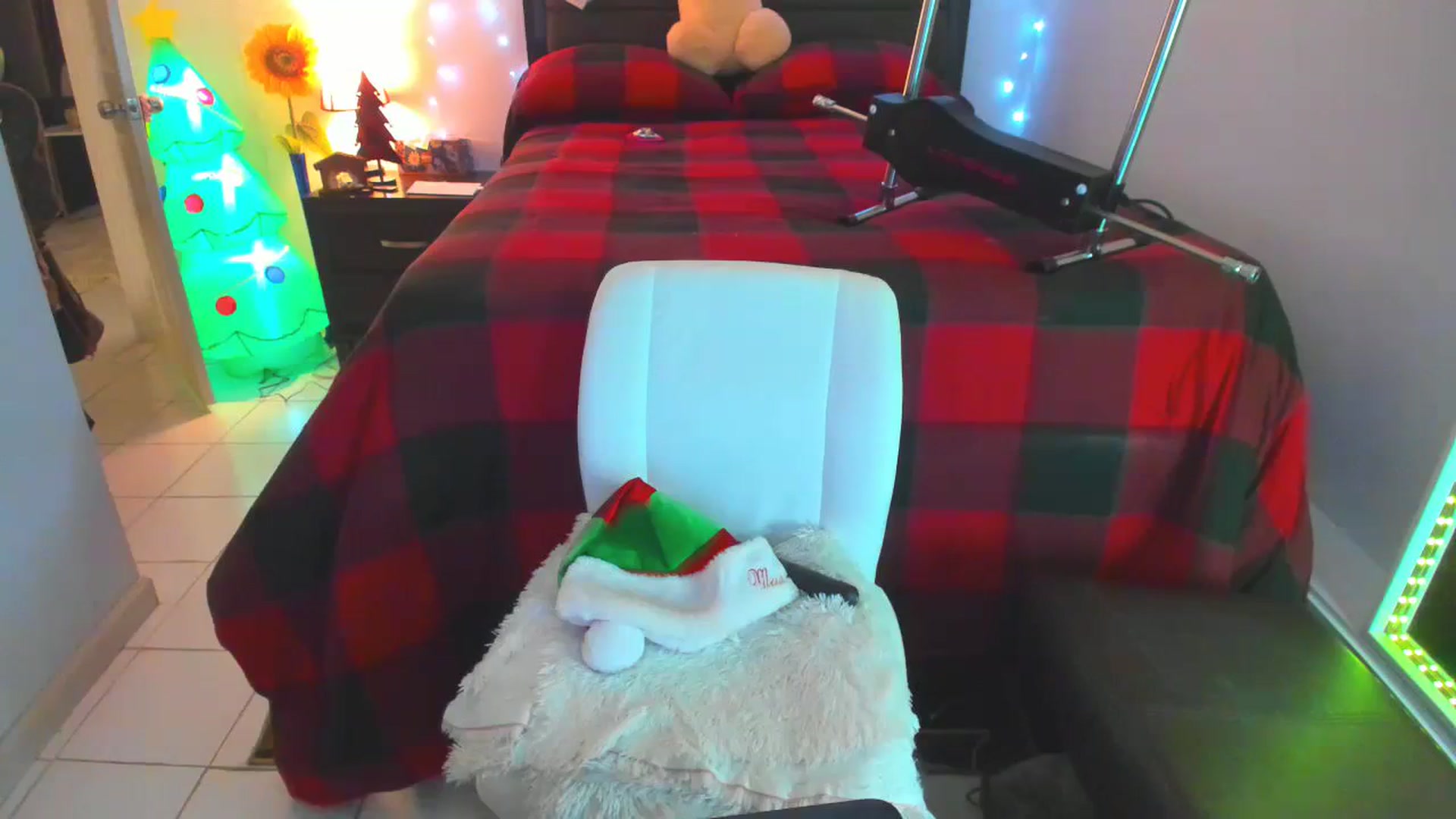 Gallery image thumbnail from DANIIITITIS's myfreecams stream on, 12/22/2023, 17:19 image 4 of 20