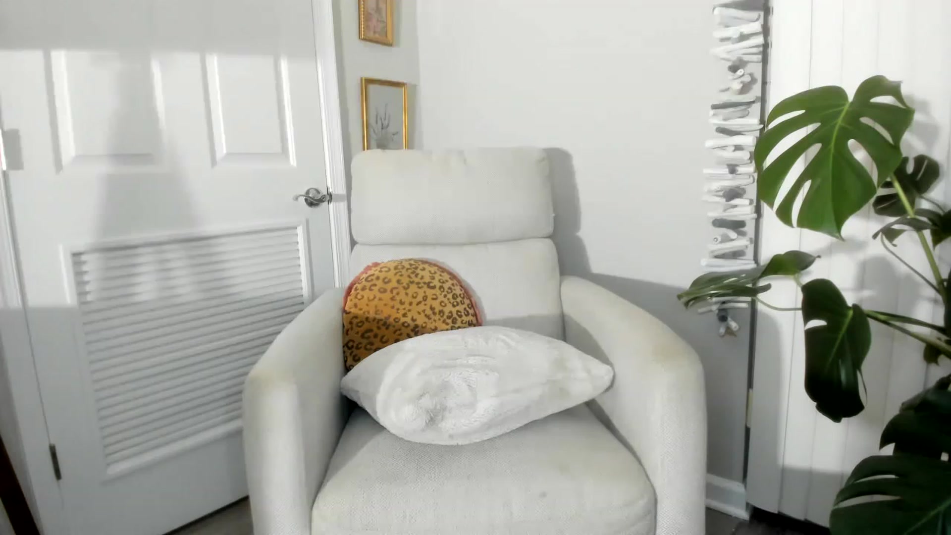 Gallery image thumbnail from DDelightful69's myfreecams stream on, 11/21/2022, 07:52 image 9 of 20