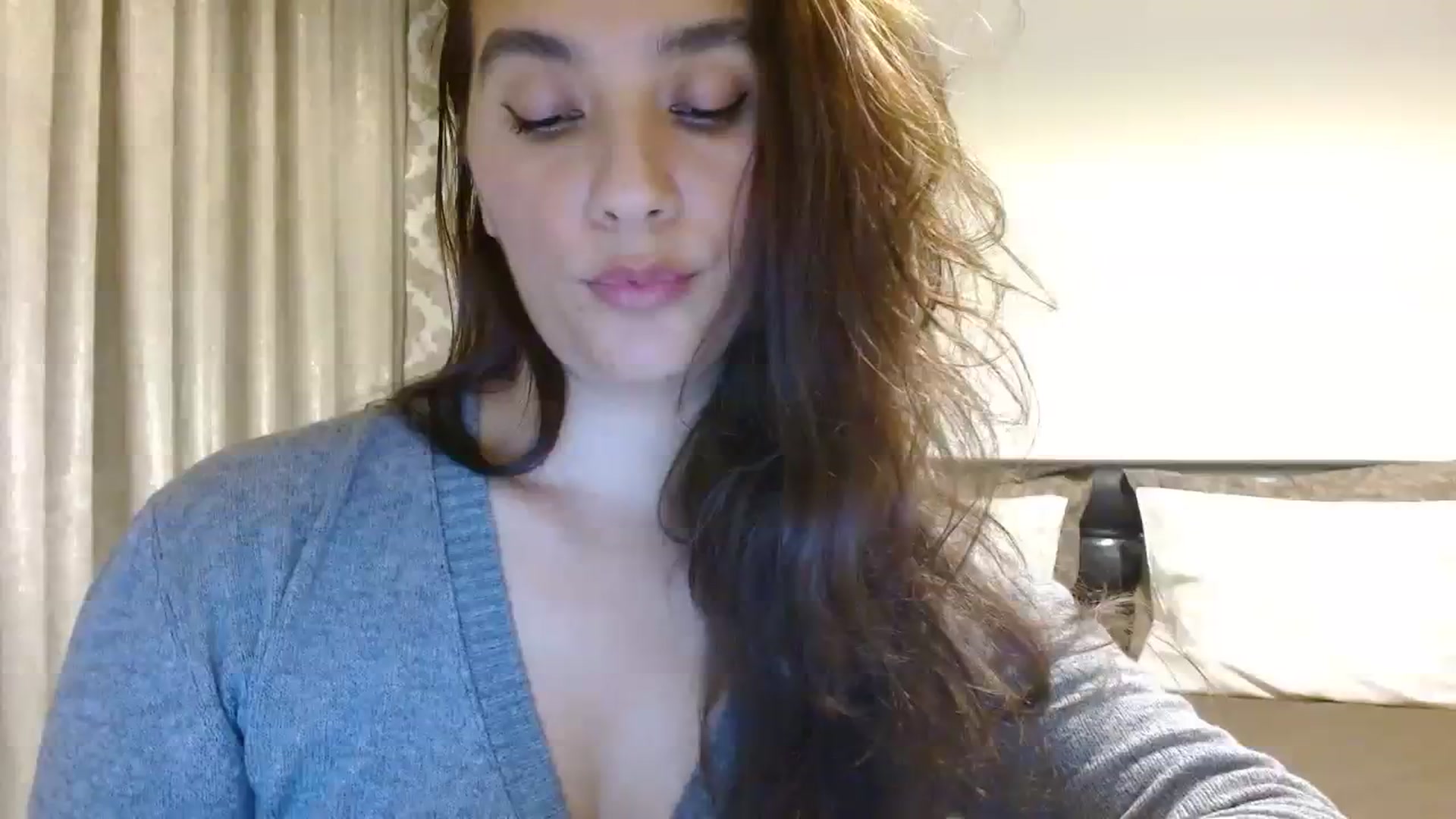 Gallery image thumbnail from DEAR_AMORE's myfreecams stream on, 12/11/2023, 03:00 image 6 of 20