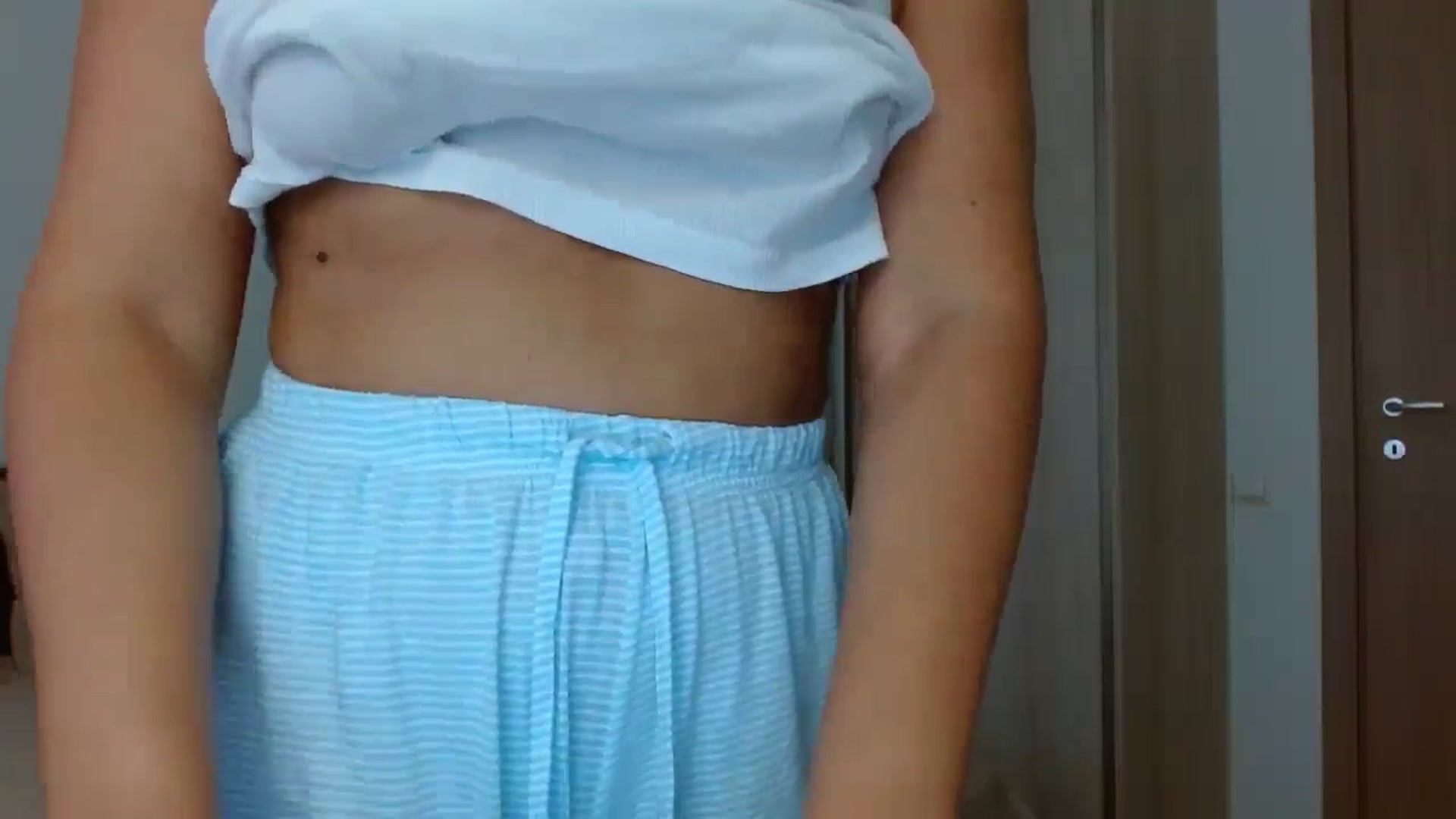 Gallery image thumbnail from DEAR_AMORE's myfreecams stream on, 07/21/2024, 17:16 image 16 of 20