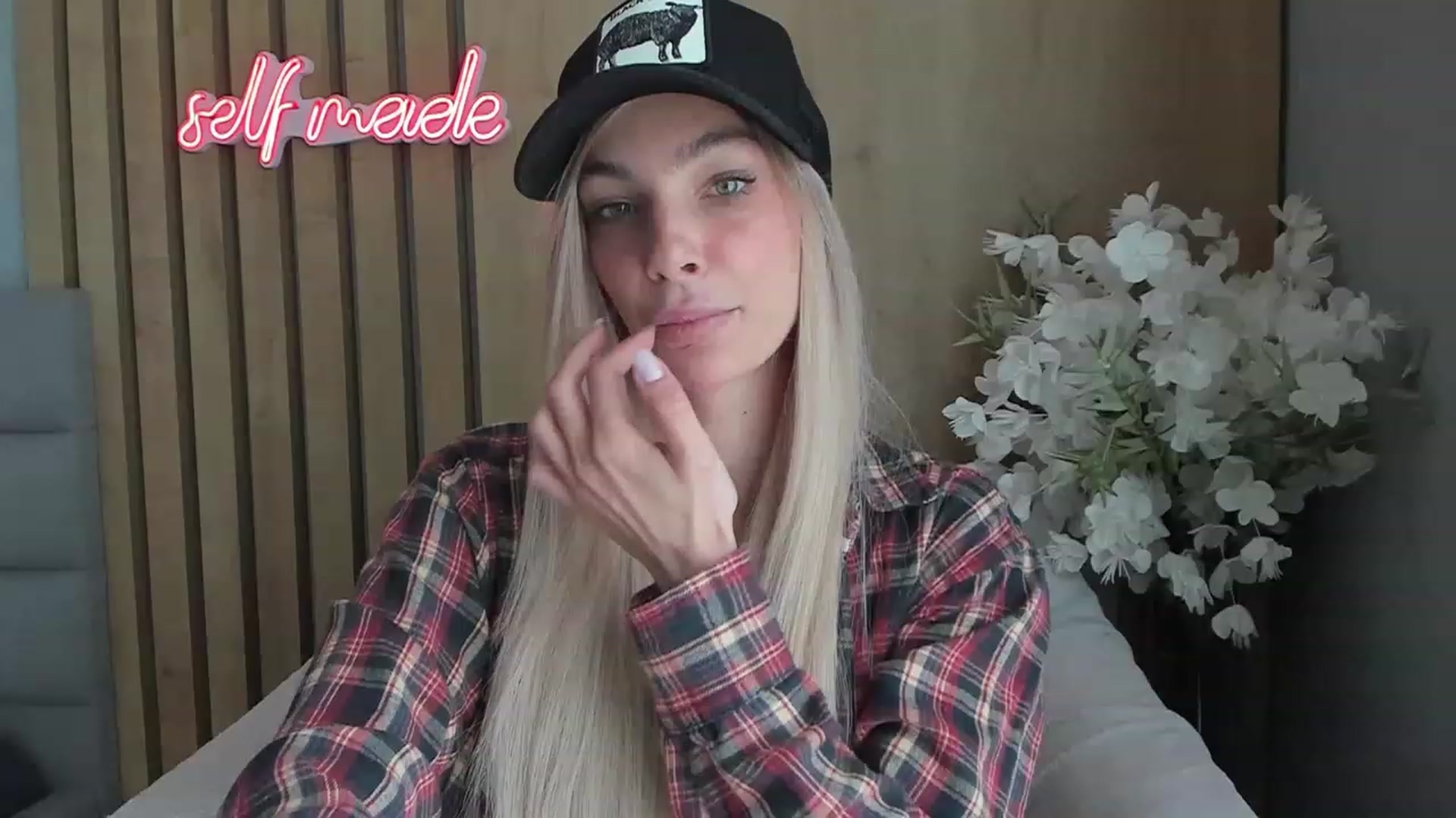 Gallery image thumbnail from DENNYVERSE's myfreecams stream on, 02/06/2023, 11:19 image 13 of 20