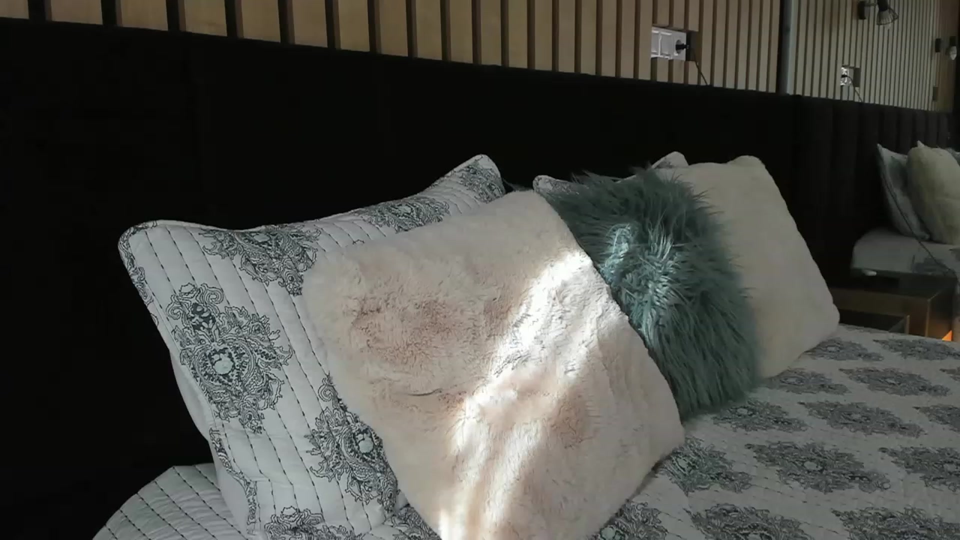 Gallery image thumbnail from DENNYVERSE's myfreecams stream on, 04/15/2023, 14:24 image 18 of 20