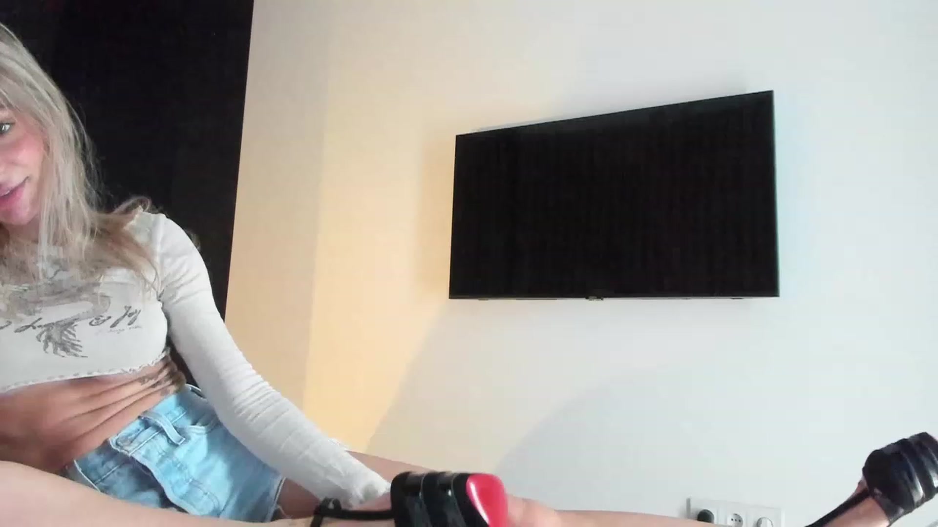 Gallery image thumbnail from DENNYVERSE's myfreecams stream on, 04/17/2023, 13:42 image 9 of 20