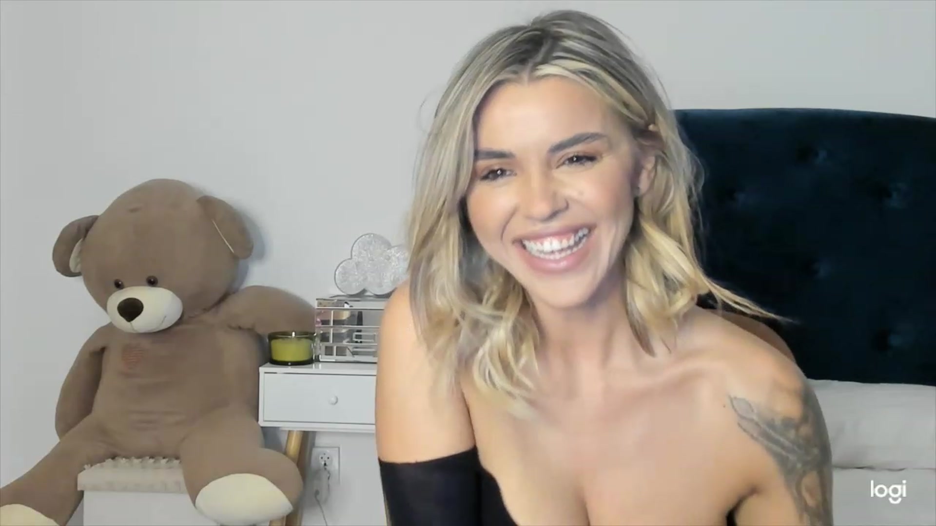 Gallery image thumbnail from DJMonica's myfreecams stream on, 02/23/2024, 12:45 image 14 of 20