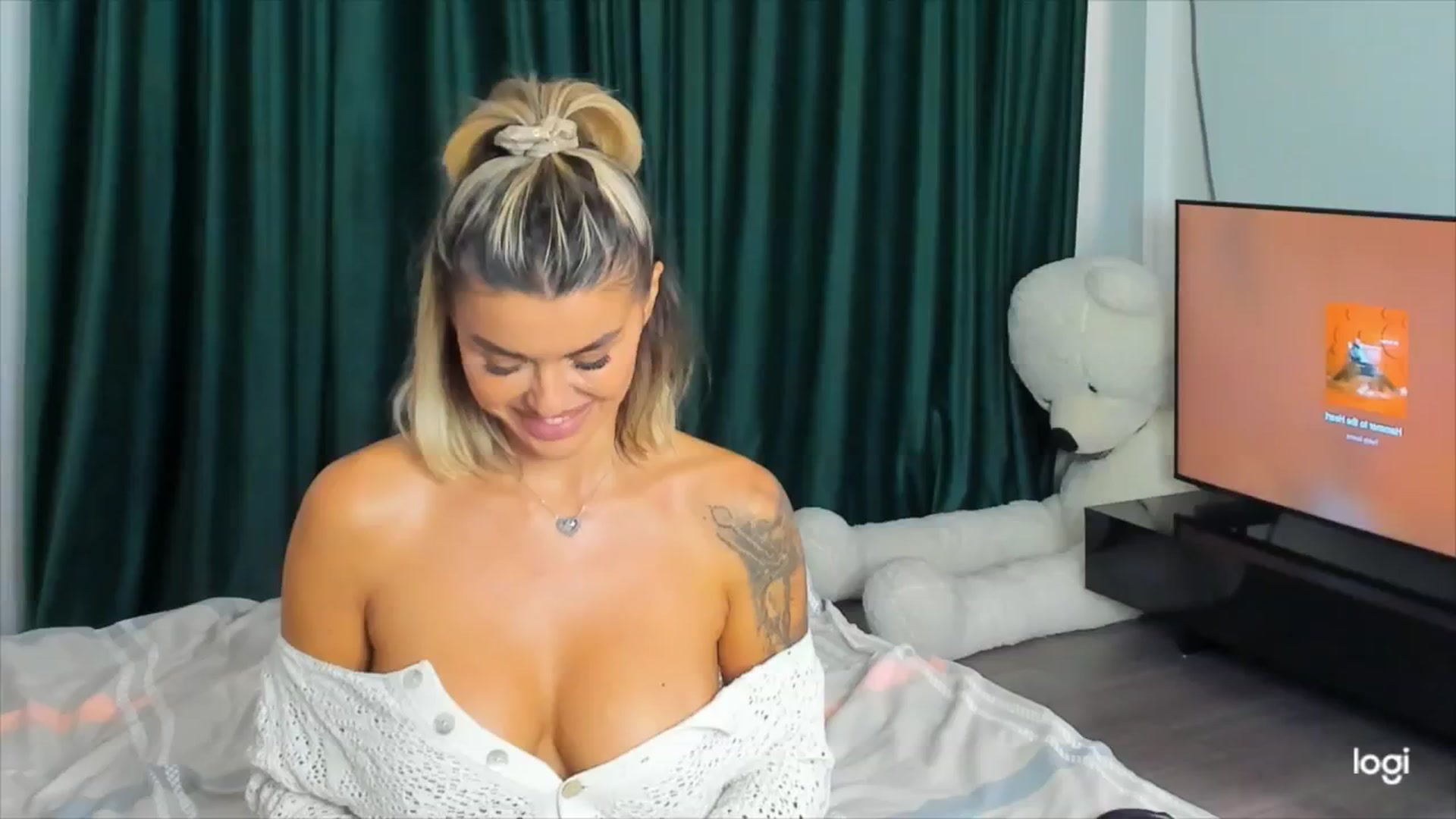 Gallery image thumbnail from DJMonica's myfreecams stream on, 04/29/2024, 14:22 image 17 of 20