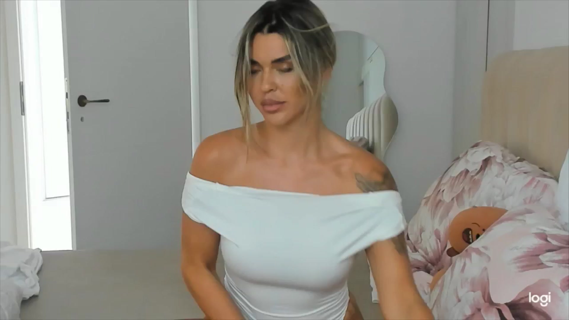 Gallery image thumbnail from DJMonica's myfreecams stream on, 06/24/2024, 12:02 image 5 of 20