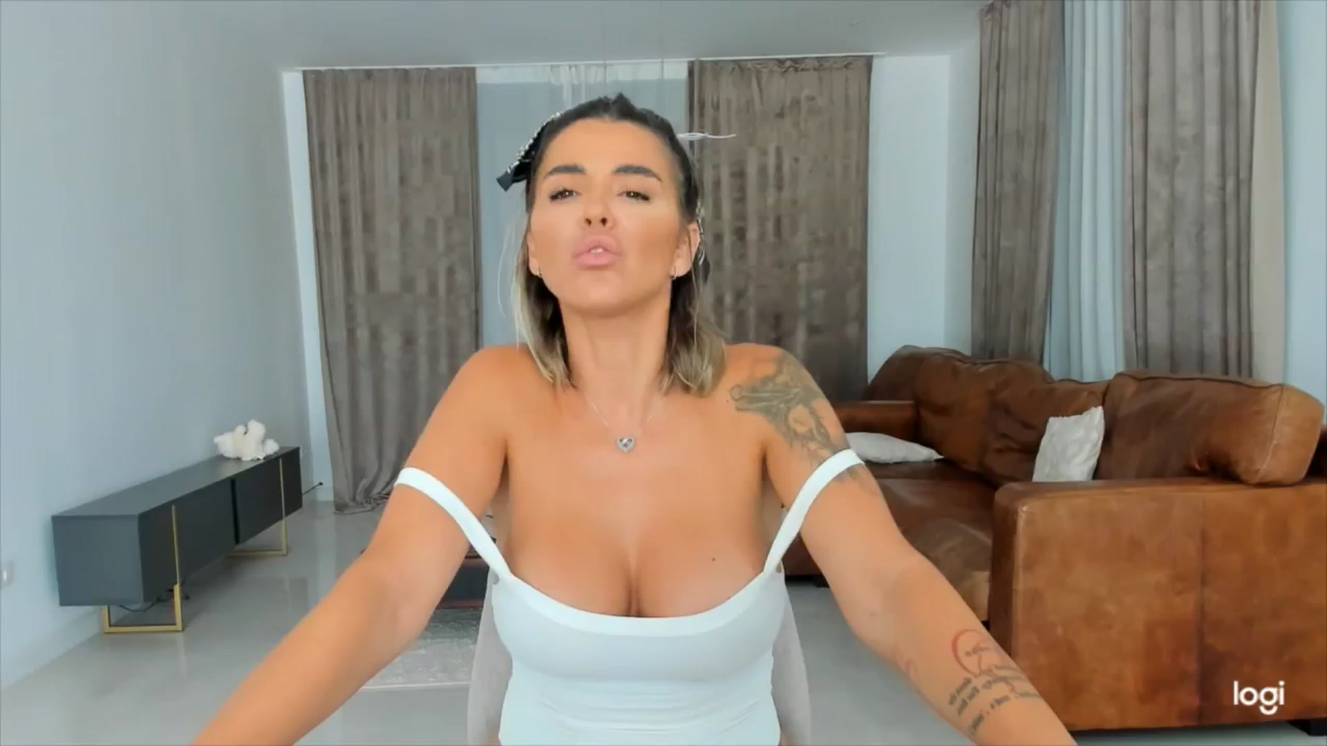 Gallery image thumbnail from DJMonica's myfreecams stream on, 06/27/2024, 10:49 image 16 of 20